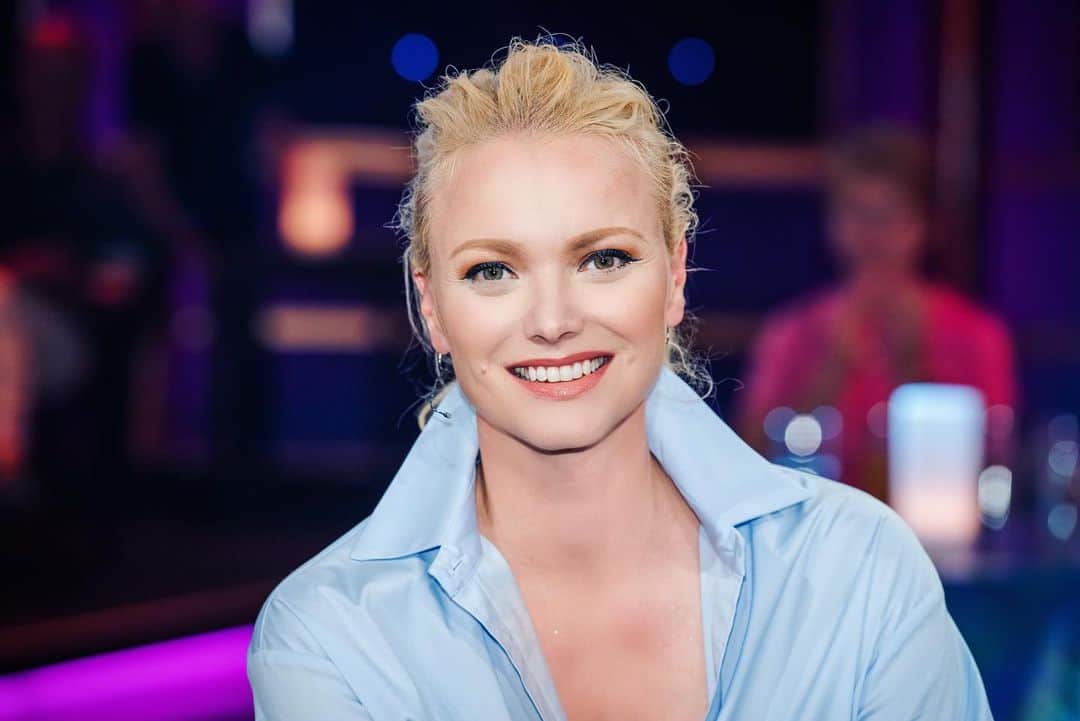 フランツィスカ・クヌッペのインスタグラム：「Ich bin zu Gast bei RIVERBOAT ♥️💋✨ @mdr_mitteldeutscherrundfunk  Schaltet ein , 22.00 Uhr! 😘  Es wird sehr unterhaltsam.  Wer noch dabei ist… findet ihr in meiner Story.  Freue mich, wenn ihr vorbeischaut!  #riverboat @kimfisher_official @matzeknop_official  #outfit @boscana_official #leipzig」