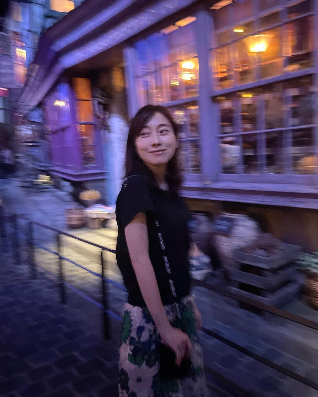 小橋めぐみのインスタグラム：「ホグワーツに行ってきました🪄  夢のような魔法の世界が広がっていて。 私も魔法使いになれそうな🧙  The stories we love best do live in us forever.  「世界中で愛されているこの物語は、 心の中で永遠に生き続ける」 by J.K. ROWLING  #ハリーポッタースタジオツアー  #ハリーポッター  #harrypotter」