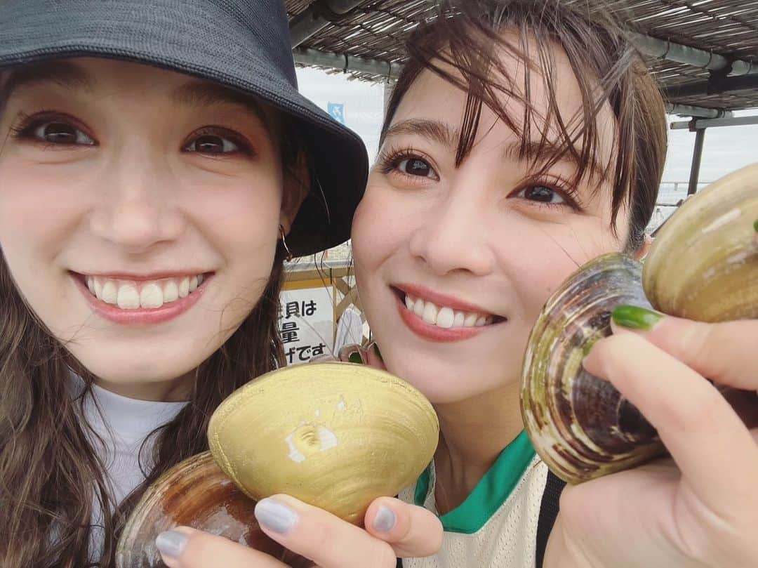 のインスタグラム：「明日6月24日8:30〜KTV/CX「土曜はナニする！？」内のコーナー"日帰りぷらとりっぷ"で、トラと木更津ドライブ旅をしてきました🐯💜 トラとはプライベートで一緒に富士山を登ったり、畑に行ったり乗馬に連れて行ってもらったり、、 いつもアクティブに遊ぶ仲🫶笑 今回もそんな私たちらしく、お互い初めての潮干狩りに挑戦しました！ その他にもいろいろな場所に行って、美味しいご飯を食べながら深い話もしたりして。 ロケなのを忘れちゃうほどいつもの私たちで1日思いっきり楽しみました🥰 ぜひチェックしてくださいねーー！ 衣装はタグ付けにて！ （バッグは私物で、トラに誕生日にもらったお気に入りのトラバッグ🐅💜）  P.S.トラありがとう〜〜🥺 いつも言っているけど本当に本当に、心の底から大好きだよ〜〜🥺🥺 ズッ友🫶 #トラウデン直美 さん」