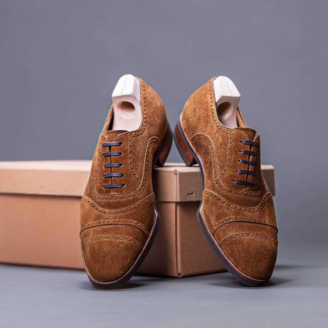 のインスタグラム：「Soft, supple and almost sensual to the touch. There are few shoes more sophisticated than our tobacco suede oxfords (model 640).​​​​​​​​​ #shoes #handmadeshoes #madetoorder #mtoshoes #bespokeshoes #handwelted #shoeporn #madebyhand #shoestagram #agentlemanschoice #onlyforgentlemen」