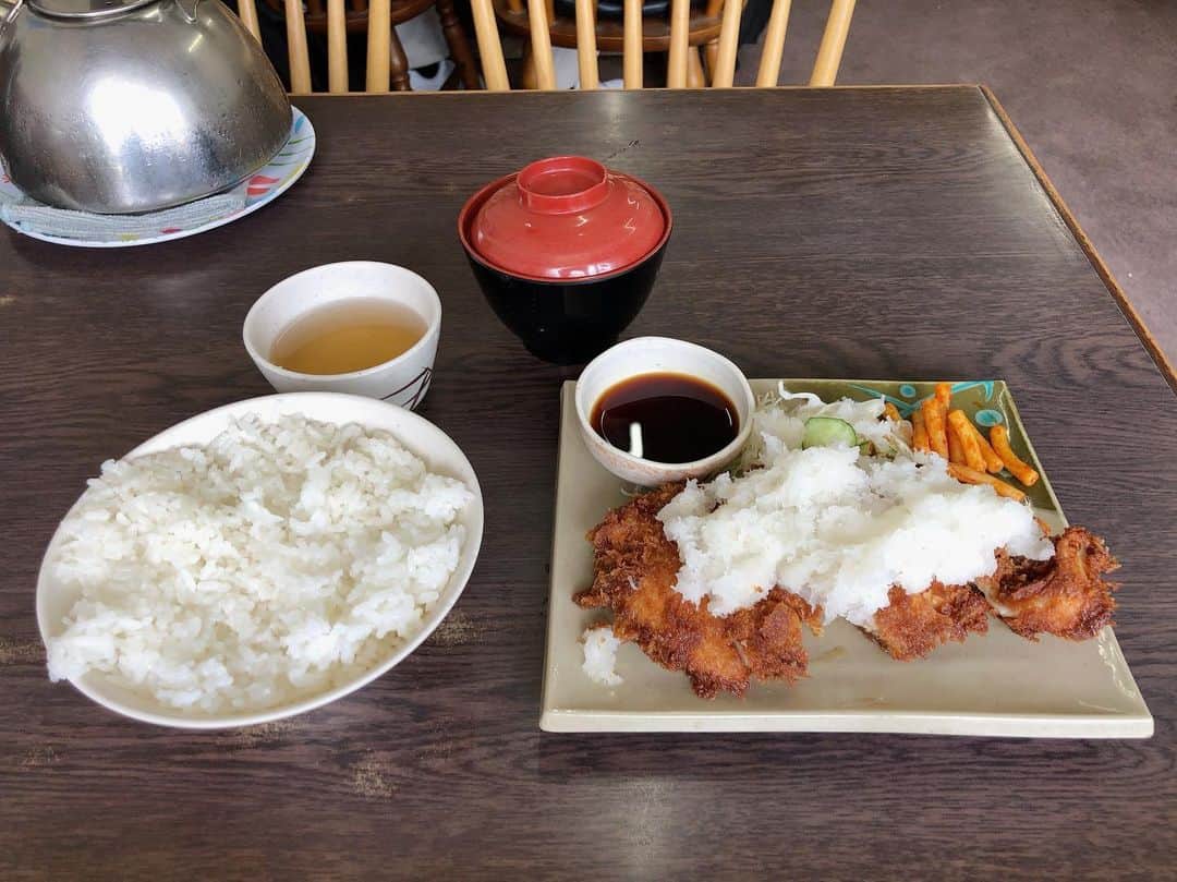 石井脩平さんのインスタグラム写真 - (石井脩平Instagram)「🍚 【ハイライト食堂】 衣笠店 「若鶏白雪カツ定食」660円 　 　 🍗 京都の学生達の胃袋は ほぼこのハイライトで満たされている。 と言っても過言では無い。 　 そんな存在。 百万遍に本店もあるから京大生にも馴染み深い。 というか市内に何店舗もあるもんねぇ。 1960年創業の老舗学生食堂。 　 　 ボクらも高校生の頃 土曜のお昼に学校終わって みんなでいつも行ってたハイライト。 立命館大学の方にちょっと歩いてった所。 白雪にするかチーズにするか言いながら。 　 この2階席の窓際のテーブルには 数え切れへんぐらい思い出が詰まってる。 そんなかけがえのない存在。 そんなお店。 　 ご飯大盛りは「J」 おかずも大盛りなら「JJ」 「白雪のJJ」でも当時はこのぐらいの値段。 それ考えたらリーズナブルが過ぎるなぁ。 いや今も充分リーズブルなんやけども。 　 　 　 🍳 今回多分15年ぶりぐらいに食べたんやろか。 やっぱり美味しいなぁ。 美味しいと言うか、そんなんを超えた なんか心の奥にグッと来るもんがあるなぁ。 　 　 この日、京都初日でたまたま、当時毎日一緒にいて常にこのハイライトでも一緒に食べてた親友が、グループLINEで「原点回帰や」「あの頃の俺らの熱い気持ちを…」とか偶然にも言うてて、なんかそんな気持ちになって食べに行きました。 まさに原点回帰の味。 　 僕なんかからしたら、みんな立派に仕事してて立派に家庭を持って、みんなほんますごいなぁと思うんやけど、それぞれの立場でみんなそれぞれの悩みやら葛藤を抱えてるし、気付けばそういう年齢にオレらもなってきてる証拠です。 　 　 ありがとう、ハイライト。 がんばれ、洛星ボーイズ。 おおきに、京都。 　 　 　 #ハイライト #ハイライト食堂 #若鶏の白雪カツ定食 #学生食堂 　 #洛星ボーイズ #我が平和なる学園 #衣笠の松しらべもゆかしく #京都の学生さん御用達 　 　 　 ⛩️ ついでに近所の平野神社の写真も。 ハイライトから北野天満宮に抜けれる神社。 平野神社にも思い出がいっぱい。 色んなことを思い出した。 　 　 ちょうど家から学校までのチャリンコでの通学路で真ん中らへんの場所。 いつも朝ドラの主題歌をテレビで聴いてから8:16に家を出て、8:25ギリギリに校門をくぐる為に8:20頃に猛ダッシュで駆け抜けてた神社。 　 　 個人的には東側の鳥居の方が好き。 朱色の方。 多分、裏側なんやろうけど 天神さん側のこっちの方が思い出深い。 そんな神社。  春の桜の頃には わざわざ学校から境内まで行って お弁当食べたりもしてた。 女の子とデートしたりもした。 その後、その子とお付き合いもした。 色んな思い出がよみがえる神社。 　 　 　 #平野神社 #夏越の祓い #茅の輪くぐり 　 #京都 #KYOTO #そうだ京都行こう #初夏の京都 　 #ボクらの町京都 #京都で原点回帰」6月23日 21時31分 - presidentchan141