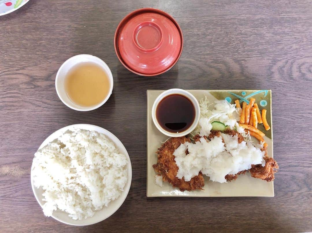 石井脩平さんのインスタグラム写真 - (石井脩平Instagram)「🍚 【ハイライト食堂】 衣笠店 「若鶏白雪カツ定食」660円 　 　 🍗 京都の学生達の胃袋は ほぼこのハイライトで満たされている。 と言っても過言では無い。 　 そんな存在。 百万遍に本店もあるから京大生にも馴染み深い。 というか市内に何店舗もあるもんねぇ。 1960年創業の老舗学生食堂。 　 　 ボクらも高校生の頃 土曜のお昼に学校終わって みんなでいつも行ってたハイライト。 立命館大学の方にちょっと歩いてった所。 白雪にするかチーズにするか言いながら。 　 この2階席の窓際のテーブルには 数え切れへんぐらい思い出が詰まってる。 そんなかけがえのない存在。 そんなお店。 　 ご飯大盛りは「J」 おかずも大盛りなら「JJ」 「白雪のJJ」でも当時はこのぐらいの値段。 それ考えたらリーズナブルが過ぎるなぁ。 いや今も充分リーズブルなんやけども。 　 　 　 🍳 今回多分15年ぶりぐらいに食べたんやろか。 やっぱり美味しいなぁ。 美味しいと言うか、そんなんを超えた なんか心の奥にグッと来るもんがあるなぁ。 　 　 この日、京都初日でたまたま、当時毎日一緒にいて常にこのハイライトでも一緒に食べてた親友が、グループLINEで「原点回帰や」「あの頃の俺らの熱い気持ちを…」とか偶然にも言うてて、なんかそんな気持ちになって食べに行きました。 まさに原点回帰の味。 　 僕なんかからしたら、みんな立派に仕事してて立派に家庭を持って、みんなほんますごいなぁと思うんやけど、それぞれの立場でみんなそれぞれの悩みやら葛藤を抱えてるし、気付けばそういう年齢にオレらもなってきてる証拠です。 　 　 ありがとう、ハイライト。 がんばれ、洛星ボーイズ。 おおきに、京都。 　 　 　 #ハイライト #ハイライト食堂 #若鶏の白雪カツ定食 #学生食堂 　 #洛星ボーイズ #我が平和なる学園 #衣笠の松しらべもゆかしく #京都の学生さん御用達 　 　 　 ⛩️ ついでに近所の平野神社の写真も。 ハイライトから北野天満宮に抜けれる神社。 平野神社にも思い出がいっぱい。 色んなことを思い出した。 　 　 ちょうど家から学校までのチャリンコでの通学路で真ん中らへんの場所。 いつも朝ドラの主題歌をテレビで聴いてから8:16に家を出て、8:25ギリギリに校門をくぐる為に8:20頃に猛ダッシュで駆け抜けてた神社。 　 　 個人的には東側の鳥居の方が好き。 朱色の方。 多分、裏側なんやろうけど 天神さん側のこっちの方が思い出深い。 そんな神社。  春の桜の頃には わざわざ学校から境内まで行って お弁当食べたりもしてた。 女の子とデートしたりもした。 その後、その子とお付き合いもした。 色んな思い出がよみがえる神社。 　 　 　 #平野神社 #夏越の祓い #茅の輪くぐり 　 #京都 #KYOTO #そうだ京都行こう #初夏の京都 　 #ボクらの町京都 #京都で原点回帰」6月23日 21時31分 - presidentchan141