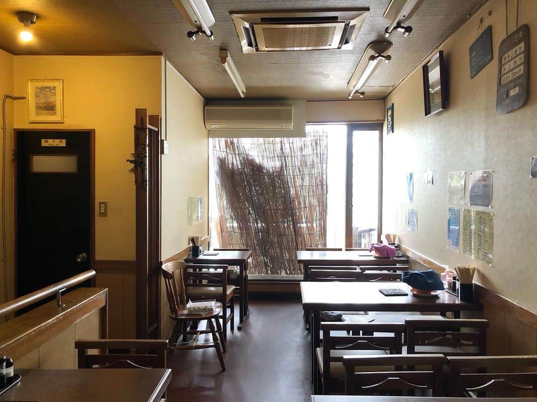 石井脩平さんのインスタグラム写真 - (石井脩平Instagram)「🍚 【ハイライト食堂】 衣笠店 「若鶏白雪カツ定食」660円 　 　 🍗 京都の学生達の胃袋は ほぼこのハイライトで満たされている。 と言っても過言では無い。 　 そんな存在。 百万遍に本店もあるから京大生にも馴染み深い。 というか市内に何店舗もあるもんねぇ。 1960年創業の老舗学生食堂。 　 　 ボクらも高校生の頃 土曜のお昼に学校終わって みんなでいつも行ってたハイライト。 立命館大学の方にちょっと歩いてった所。 白雪にするかチーズにするか言いながら。 　 この2階席の窓際のテーブルには 数え切れへんぐらい思い出が詰まってる。 そんなかけがえのない存在。 そんなお店。 　 ご飯大盛りは「J」 おかずも大盛りなら「JJ」 「白雪のJJ」でも当時はこのぐらいの値段。 それ考えたらリーズナブルが過ぎるなぁ。 いや今も充分リーズブルなんやけども。 　 　 　 🍳 今回多分15年ぶりぐらいに食べたんやろか。 やっぱり美味しいなぁ。 美味しいと言うか、そんなんを超えた なんか心の奥にグッと来るもんがあるなぁ。 　 　 この日、京都初日でたまたま、当時毎日一緒にいて常にこのハイライトでも一緒に食べてた親友が、グループLINEで「原点回帰や」「あの頃の俺らの熱い気持ちを…」とか偶然にも言うてて、なんかそんな気持ちになって食べに行きました。 まさに原点回帰の味。 　 僕なんかからしたら、みんな立派に仕事してて立派に家庭を持って、みんなほんますごいなぁと思うんやけど、それぞれの立場でみんなそれぞれの悩みやら葛藤を抱えてるし、気付けばそういう年齢にオレらもなってきてる証拠です。 　 　 ありがとう、ハイライト。 がんばれ、洛星ボーイズ。 おおきに、京都。 　 　 　 #ハイライト #ハイライト食堂 #若鶏の白雪カツ定食 #学生食堂 　 #洛星ボーイズ #我が平和なる学園 #衣笠の松しらべもゆかしく #京都の学生さん御用達 　 　 　 ⛩️ ついでに近所の平野神社の写真も。 ハイライトから北野天満宮に抜けれる神社。 平野神社にも思い出がいっぱい。 色んなことを思い出した。 　 　 ちょうど家から学校までのチャリンコでの通学路で真ん中らへんの場所。 いつも朝ドラの主題歌をテレビで聴いてから8:16に家を出て、8:25ギリギリに校門をくぐる為に8:20頃に猛ダッシュで駆け抜けてた神社。 　 　 個人的には東側の鳥居の方が好き。 朱色の方。 多分、裏側なんやろうけど 天神さん側のこっちの方が思い出深い。 そんな神社。  春の桜の頃には わざわざ学校から境内まで行って お弁当食べたりもしてた。 女の子とデートしたりもした。 その後、その子とお付き合いもした。 色んな思い出がよみがえる神社。 　 　 　 #平野神社 #夏越の祓い #茅の輪くぐり 　 #京都 #KYOTO #そうだ京都行こう #初夏の京都 　 #ボクらの町京都 #京都で原点回帰」6月23日 21時31分 - presidentchan141