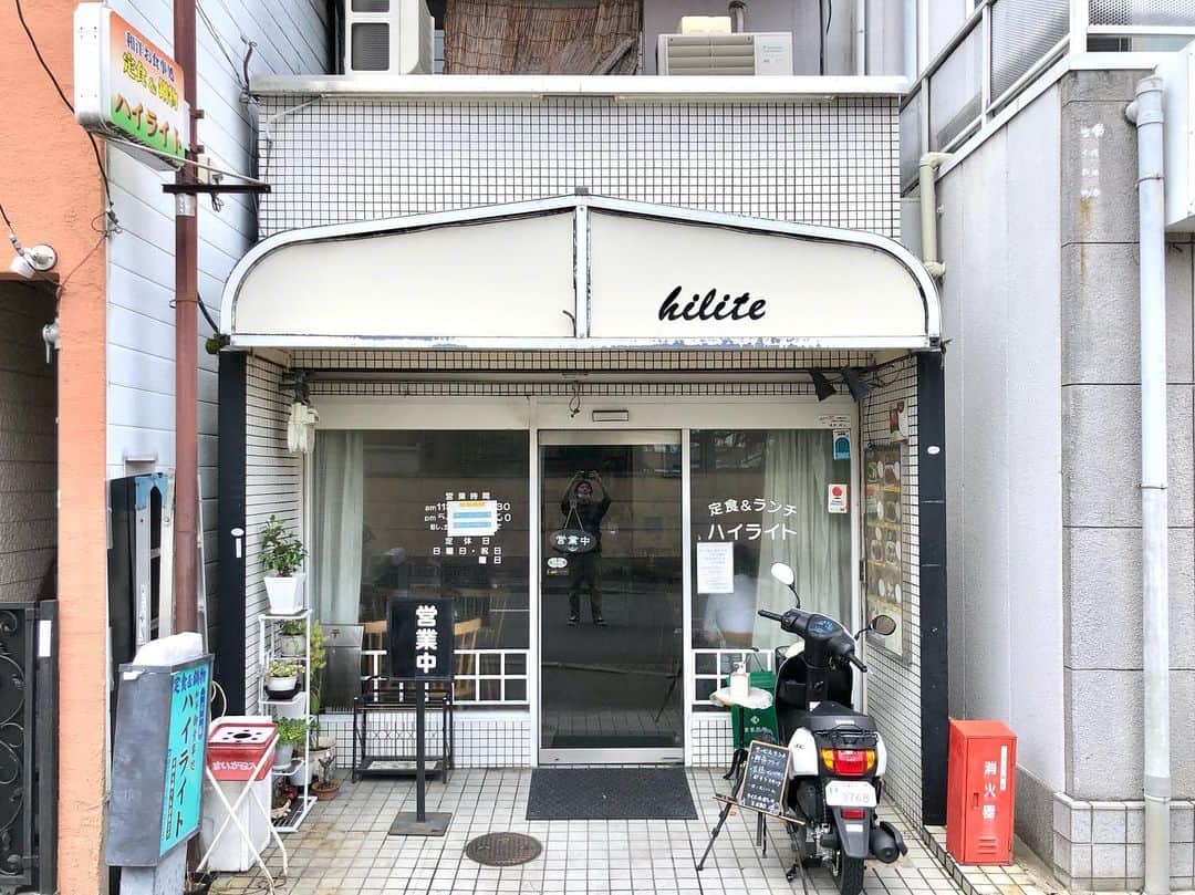 石井脩平のインスタグラム：「🍚 【ハイライト食堂】 衣笠店 「若鶏白雪カツ定食」660円 　 　 🍗 京都の学生達の胃袋は ほぼこのハイライトで満たされている。 と言っても過言では無い。 　 そんな存在。 百万遍に本店もあるから京大生にも馴染み深い。 というか市内に何店舗もあるもんねぇ。 1960年創業の老舗学生食堂。 　 　 ボクらも高校生の頃 土曜のお昼に学校終わって みんなでいつも行ってたハイライト。 立命館大学の方にちょっと歩いてった所。 白雪にするかチーズにするか言いながら。 　 この2階席の窓際のテーブルには 数え切れへんぐらい思い出が詰まってる。 そんなかけがえのない存在。 そんなお店。 　 ご飯大盛りは「J」 おかずも大盛りなら「JJ」 「白雪のJJ」でも当時はこのぐらいの値段。 それ考えたらリーズナブルが過ぎるなぁ。 いや今も充分リーズブルなんやけども。 　 　 　 🍳 今回多分15年ぶりぐらいに食べたんやろか。 やっぱり美味しいなぁ。 美味しいと言うか、そんなんを超えた なんか心の奥にグッと来るもんがあるなぁ。 　 　 この日、京都初日でたまたま、当時毎日一緒にいて常にこのハイライトでも一緒に食べてた親友が、グループLINEで「原点回帰や」「あの頃の俺らの熱い気持ちを…」とか偶然にも言うてて、なんかそんな気持ちになって食べに行きました。 まさに原点回帰の味。 　 僕なんかからしたら、みんな立派に仕事してて立派に家庭を持って、みんなほんますごいなぁと思うんやけど、それぞれの立場でみんなそれぞれの悩みやら葛藤を抱えてるし、気付けばそういう年齢にオレらもなってきてる証拠です。 　 　 ありがとう、ハイライト。 がんばれ、洛星ボーイズ。 おおきに、京都。 　 　 　 #ハイライト #ハイライト食堂 #若鶏の白雪カツ定食 #学生食堂 　 #洛星ボーイズ #我が平和なる学園 #衣笠の松しらべもゆかしく #京都の学生さん御用達 　 　 　 ⛩️ ついでに近所の平野神社の写真も。 ハイライトから北野天満宮に抜けれる神社。 平野神社にも思い出がいっぱい。 色んなことを思い出した。 　 　 ちょうど家から学校までのチャリンコでの通学路で真ん中らへんの場所。 いつも朝ドラの主題歌をテレビで聴いてから8:16に家を出て、8:25ギリギリに校門をくぐる為に8:20頃に猛ダッシュで駆け抜けてた神社。 　 　 個人的には東側の鳥居の方が好き。 朱色の方。 多分、裏側なんやろうけど 天神さん側のこっちの方が思い出深い。 そんな神社。  春の桜の頃には わざわざ学校から境内まで行って お弁当食べたりもしてた。 女の子とデートしたりもした。 その後、その子とお付き合いもした。 色んな思い出がよみがえる神社。 　 　 　 #平野神社 #夏越の祓い #茅の輪くぐり 　 #京都 #KYOTO #そうだ京都行こう #初夏の京都 　 #ボクらの町京都 #京都で原点回帰」