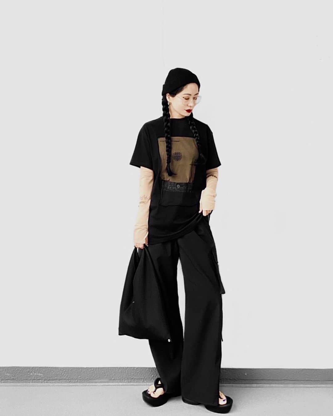 lve_xxxxのインスタグラム：「.  ｼｶｸから… ⬜︎ ω･)ﾁﾗｯ とﾌﾛﾝﾄがﾁｭｰﾙになってるTｼｬﾂ @maisonspecial_women   ﾀｲﾐﾝｸﾞ逃してなかなか着れず やっと着れた🙌  真夏はﾍﾞｱとかﾁｭｰﾌﾞﾄｯﾌﾟと着るんだ！  会社では流石に無理だから(当たり前) ｼｱｰﾄｯﾌﾟｽ合わせしたけど🤣←  #wear更新  .」