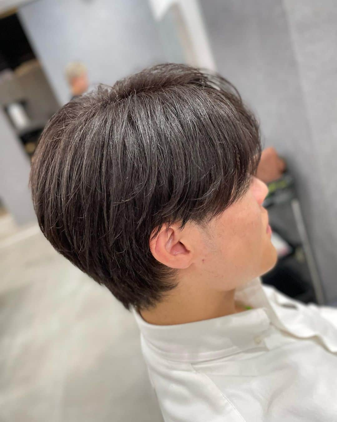 もるさんのインスタグラム：「【ハンサムコンパクト💇‍♂️】 ナチュラルに何も スタイリング剤を付けなくても良し！ ナチュラルに飽きた人でリバースにドライし 軽くバームを付けて動かすのも良し！  前髪下ろしも上げもできる “2023年流行る髪型”です‼️  #ハンサムコンパクト#リバース#アップバング#くびれ#ナチュラル#センターパート#マッシュ#モテ#韓国#韓国マッシュ#韓流#bts#メンズ#メンズヘア#メンズ特化#美容師#日本一#もるさん#マネージャー#クリエイティブディレクター#youtube#youtuber#ユーチューバー#aitokyo」