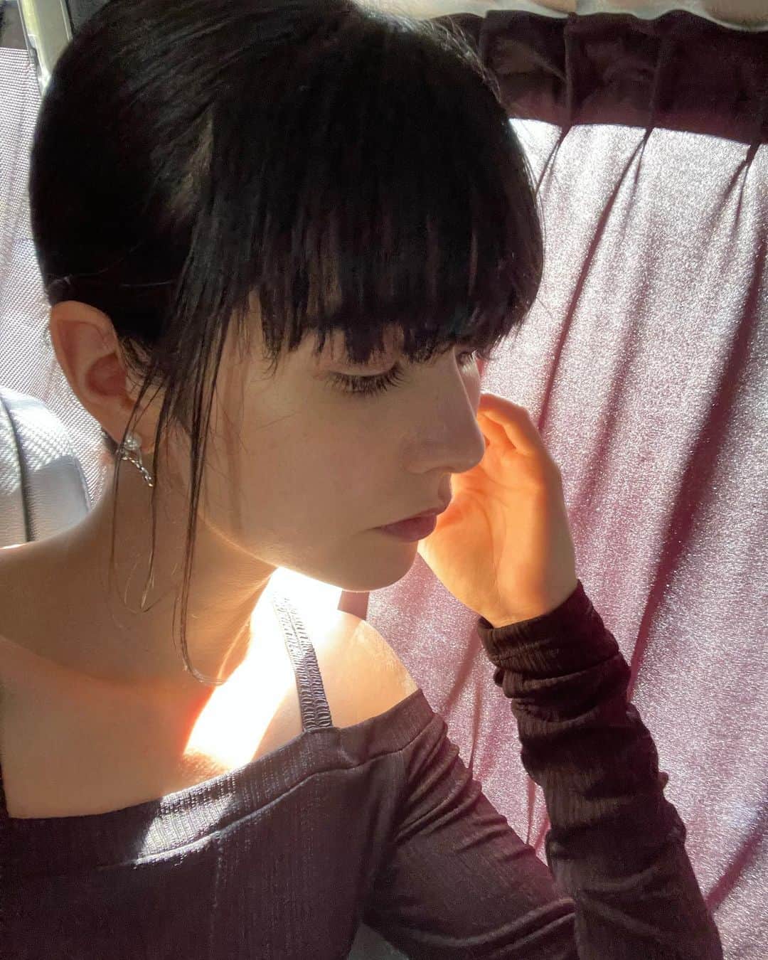 橘モニカのインスタグラム：「I still have so many boxes to unpack…  Moving’s hard lol (and tiring) 引っ越し後の片付けがあまりすすまないな…  . . . . . #style#fashion#model#photoshoot#black#スタイル#ファッション#モデル#撮影#黒#스타일#패션#모델#일상」