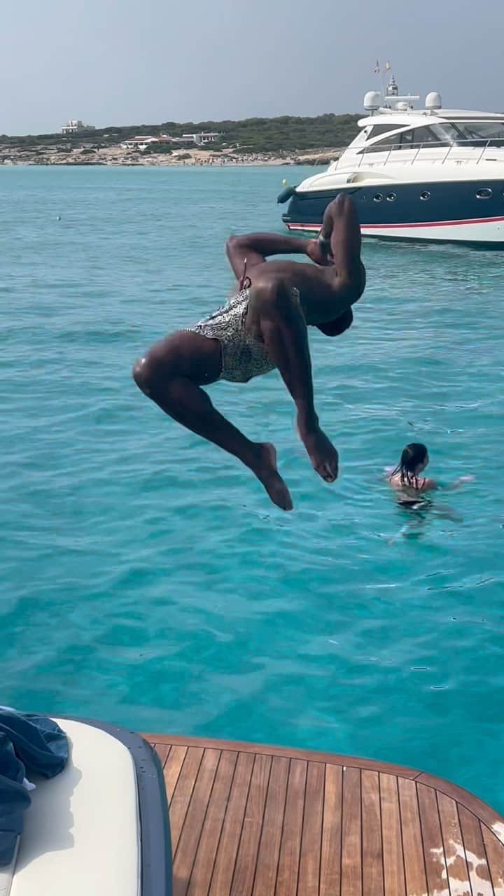 のインスタグラム：「Drift 🏝️😎」