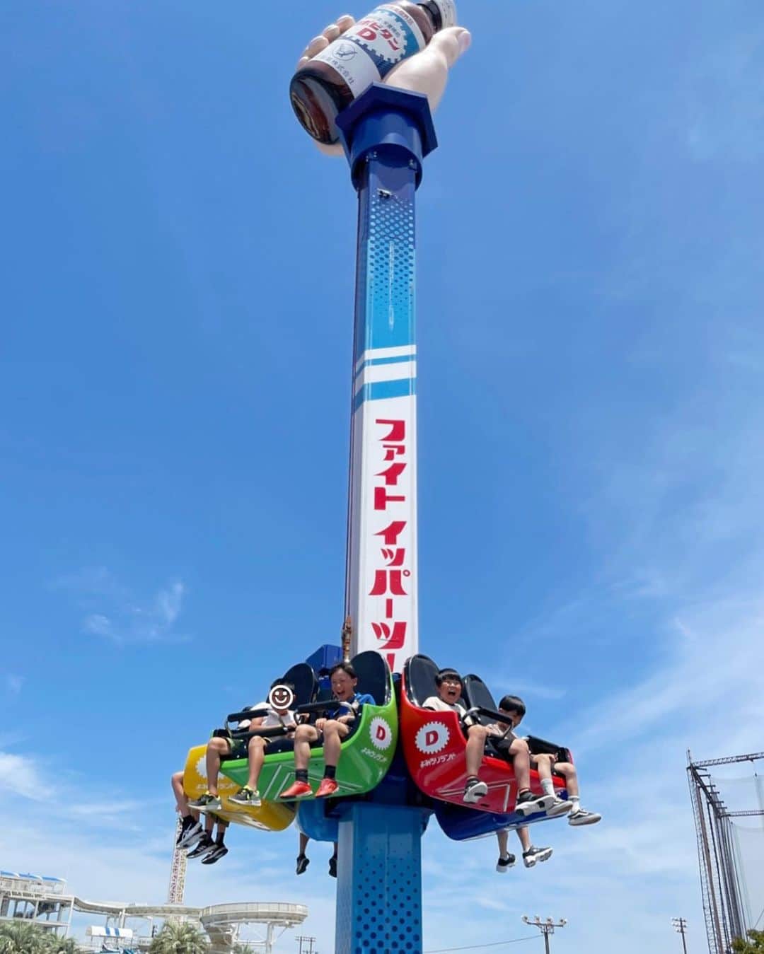 のインスタグラム：「🎡🎢🎠 先日、お友達と よみうりランドへ❣️  5家族で ワイワイ🫶🏻 乗り物も ほとんど待たずに乗れて 楽しすぎた🥰🫰🏻🌈  360度ぐるりと回転する絶叫系とか、子供たちは 5回連続 乗ったりしてたよ🤣❣️すご笑」