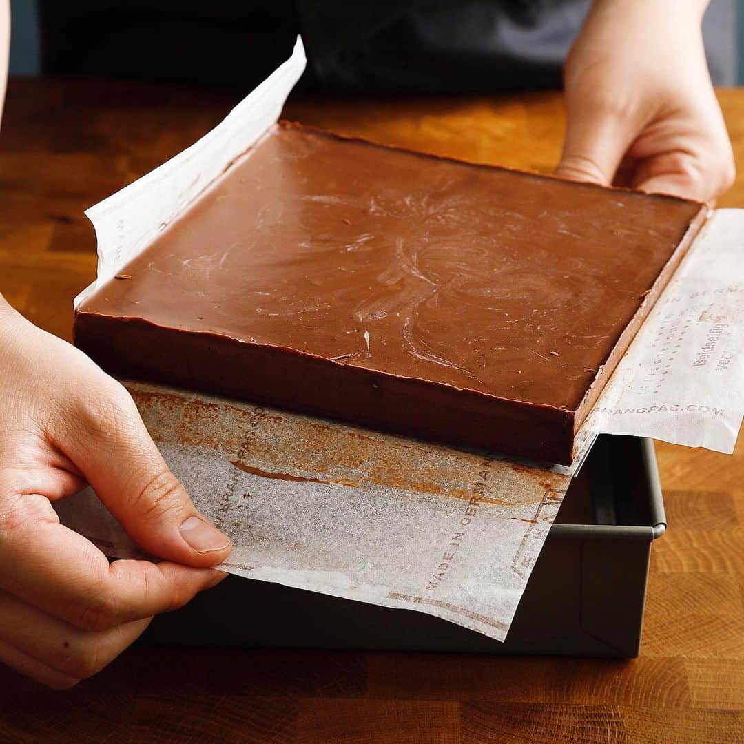 eguchikazuakiのインスタグラム：「【生チョコクッキーサンド】  連日新しい書籍の撮影をしています、本作りって大変です 回数を重ねても難しいし、常に新しい発見があります  パティシエの仕事は感覚な部分がかなりあったのですが、デリーモでシェフをやるようになって1番大きな変化は伝える力を磨く<言語化>です 自分がなぜお菓子を作るのか？ そんな事も明確にしていく、文章にしていく能力が必要  生チョコサンドは食べ応えあって好きなお菓子  レシピはこちら ↓↓ ＞＞材料 ◆クッキー生地 薄力粉 200g ココアパウダー 40g 粉糖 80g 無塩バター 120g 卵 1個 ◆ガナッシュクリーム ビターチョコレート67% 360g 無塩バター 40g 生クリーム35% 290g ◆任意 ビターチョコレート67％　適量  クッキーを焼いて生チョコをサンドする、サンドする時にチョコを使うとサクサクがずっとキープ出来ます 他のお菓子でもめちゃくちゃ役に立つテクニックなのでぜひチェックしてくださいね  明日はラボから夜は大丸にいるのでぜひ遊びに来てくださいね👋🏻  #namachocolate #chocolatecake #cookiesandwich #cookies #cookiedecorating #ganache #ganachecake #ganachedechocolate #youtuberecipe #pastryrecipe #chefrecipes #homecooking #easyrecipes #chefpatissier」