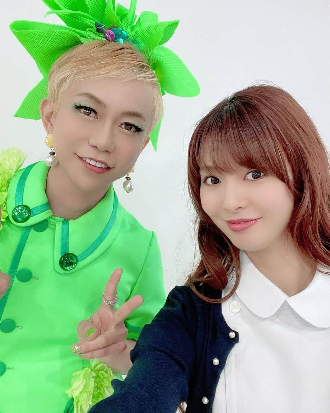折井あゆみのインスタグラム：「私が出演している『Dセレクション ミセスマートTV NEO』 6/24日(土)11:30〜テレビ埼玉、岐阜放送、テレビ和歌山 にてOA♡  おぐねぇさん、中山エミリさんそしてお医者さんと一緒に、様々な美容と健康に役立つ商品をご紹介してます☺️  写真は同じくプレゼンターの、我らが婦長、トシ子さんと🏥💚  #Dセレクション #ミセスマートtv  #美容アイテム #健康アイテム #トシ子 さん #折井あゆみ」