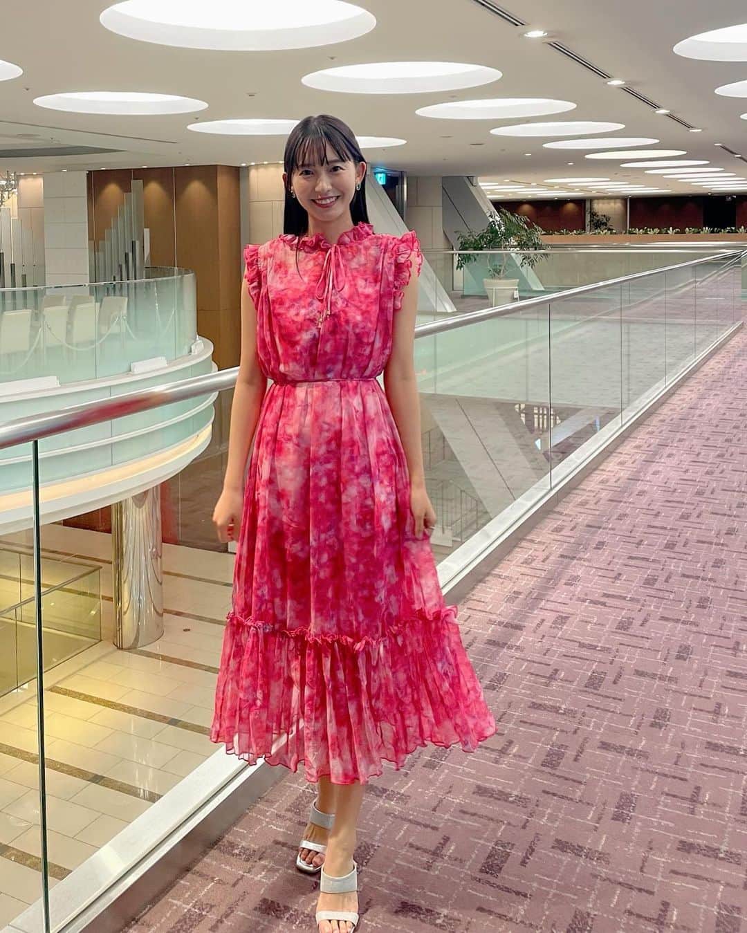 志田音々さんのインスタグラム写真 - (志田音々Instagram)「#RISE169 も熱き闘いでした！ 選手たちの試合に対する想いや歴史がそれぞれ違うがゆえに、試合展開や色なんかも変わってくるもので。何度観ても新しい発見があるものです🍀 大分技の見分けもつくようになってきました🥊まだカーフキックの見分けはつけ難いですが…！  ゲスト実況時のお衣装✨ one-piece @wildlily_daikanyama  accessory @abiste_official  shoes @dianashoespress」6月23日 21時33分 - shida_nene0715