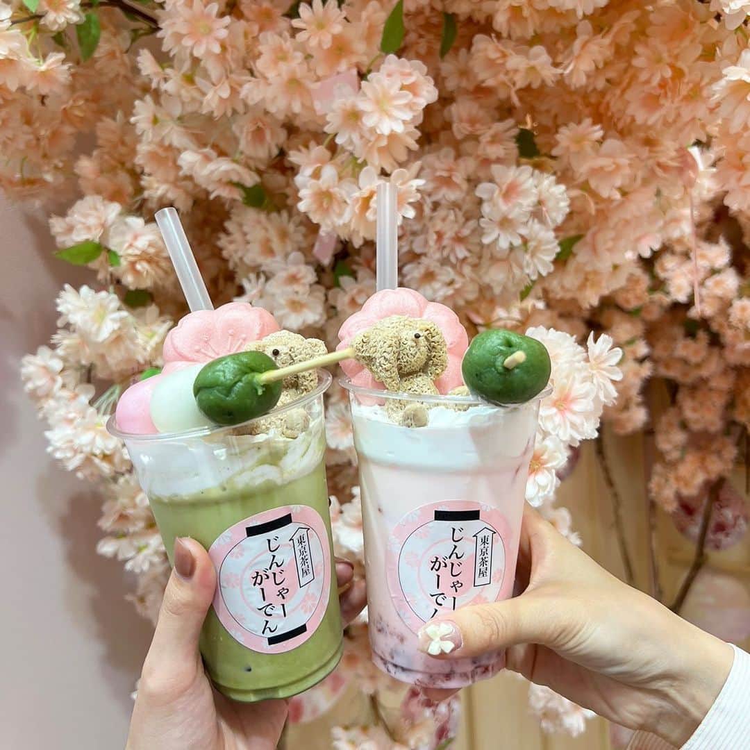 あかねぴのインスタグラム：「. ⁡ あやかちゃんに連れてってもらった 東京茶屋じんじゃーがーでん🍡🌸 ⁡ 店内は桜とピンクでいっぱいでとっても可愛い、、♡ 1年中桜が楽しめる空間って素敵☺️🌸 ⁡ お天気が良い日にぴったりのテラス席もあったよ🫧 ⁡ #cafe #tokyocafe #東京茶屋じんじゃーがーでん #外苑前カフェ #青山カフェ #和カフェ #カフェ巡り #桜カフェ」