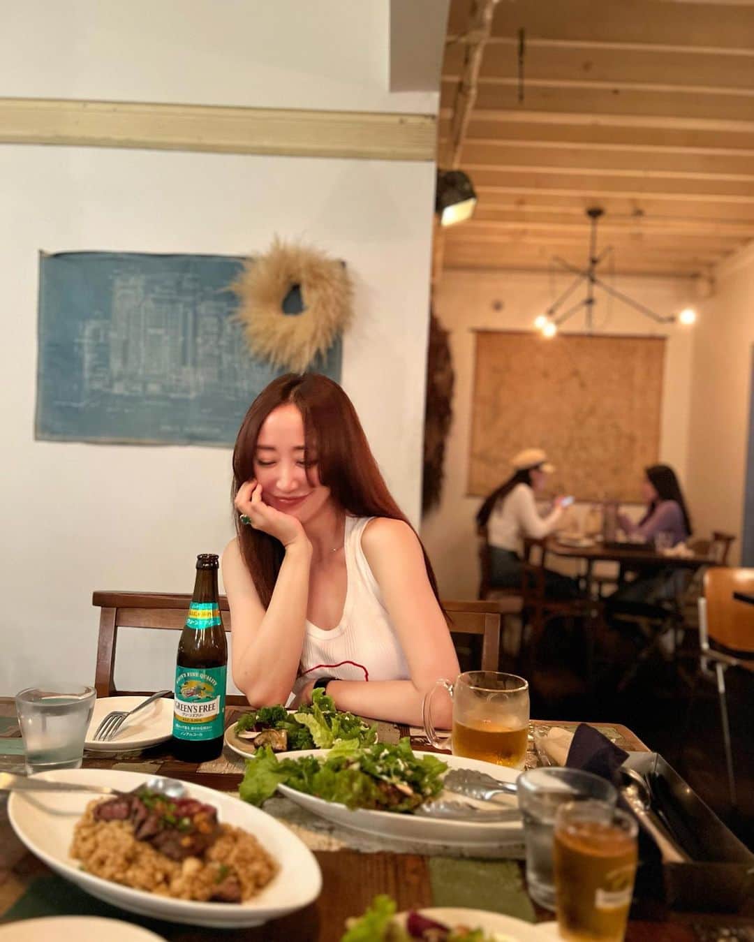 神崎恵のインスタグラム：「・ 8ヶ月ぶりに、やっとヘアカット。 ちょっぴり気分転換です。 川畑さんに 「いいじゃん！大成功」 をもらい。わーい🙌  ある海外のモデルさんのヘアを見てから、 数ヶ月切りたくてうずうずしていた髪。 この髪でいろいろやりたいスタイリングがあるんです。 楽しみ😌 (Camila Morroneの２月１９日の投稿のヘアに😍で川畑さんにリクエスト。この髪にしたいと思ってから4ヶ月ごしのヘアカット)」