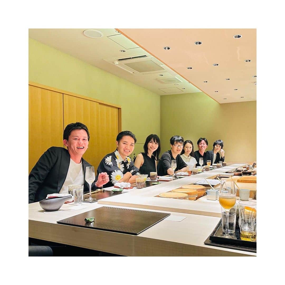 西川礼華のインスタグラム：「皮膚科の分院長たちとの食事会。お鮨も勿論美味しかったのですが、何より分院長としてリーダーシップやマネジメント力を磨いてらっしゃる先生方の成長が嬉しく、そんな先生方のおかげでSBCの美容皮膚科は発展し歴史が創り上げられていると感謝の気持ちと、誇らしい気持ちで私はいっぱいです。明日には湘南美容クリニックスキンlab新宿が開設、7月1日には湘南皮膚科クリニック中野駅前院がオープン。その後も実はさらに新業態開発が続きます。このメンバーとともに挑戦を楽しめること、そして挑戦してくれるメンバーがどんどん仲間として増えていくことが本当に有難いです。  #美容皮膚科医 #湘南美容皮フ科 #湘南内科皮フ科クリニック #湘南美容皮膚科内科クリニック #湘南皮膚科クリニック #湘南美容クリニックスキンlab  #ayakanishikawa #西川礼華」
