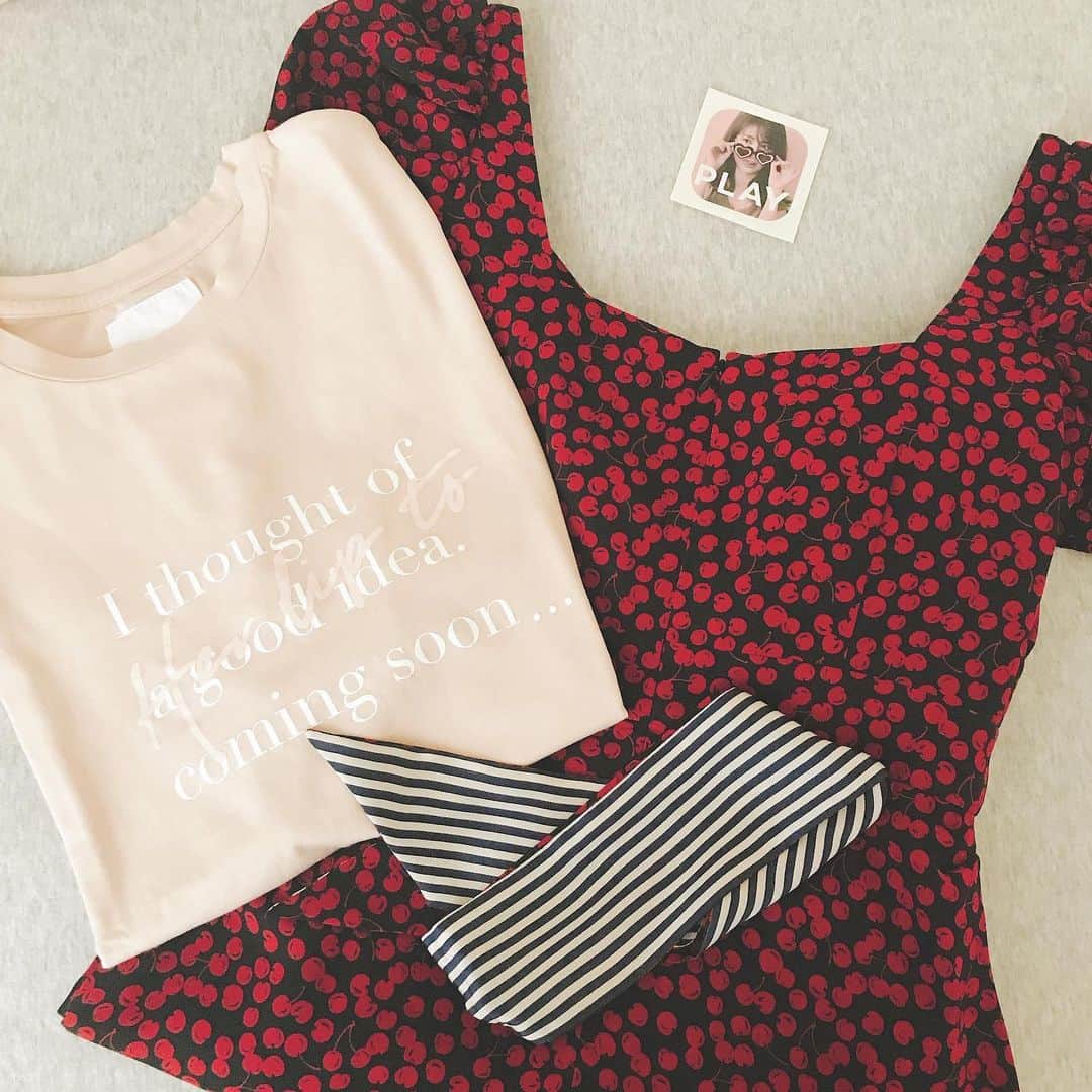 ericaのインスタグラム：「#hlt5th   🍒2018-2019🍒  Her lip toがローンチされた年は個人的にも思い出たくさん🥹✨  最初にリリースしたチェリーワンピとTシャツは宝物だね😌 (PLAYも懐かしいね😆)  アイドルを卒業した年だったので Her lip toの水着でリリイベやったり👙 卒業ライブ後、即チェリーワンピを持って 結婚式のためにHawaiiへ行ったのも懐かしい🏝️  冬のPOPUP&春のPOPUP💐 この時はまだ参加型イベントが少なかったからこそ ひとつひとつが良い思い出です🐈 小嶋さんとも沢山お話したなぁ💭  フィルター企画みたいなのもあったね✌️ チェリーのミニ丈ワンピはリバイバルしてほしい アイテムとして切に願っております🙏  最後の写真はおまけ👰‍♀️  結婚式で絶対こだわりたかったのが 式場をRoyal Hawaiianにすることと、 小嶋さんが監修したウェディングドレスを着ること💒  夢が叶った瞬間は、本当に嬉しかったし一生忘れない💓」