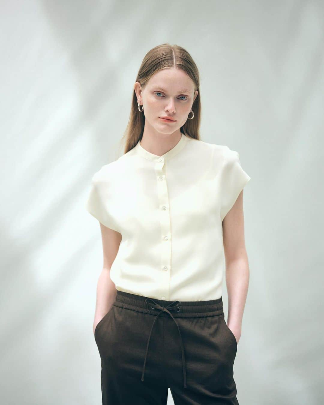 Theory luxe official account.のインスタグラム：「［BREEZY SUMMER TOPS］  新色のイエローでフレッシュに着回し力に優れた万能ブラウス  華やかなペールイエローのブラウス。 ほんのりモードなバンドカラーのシャツ風デザインながら、ドレーピーな素材感のおかげでエレガントさがアップ。  シワになりにくく、UVケア、吸水性、ストレッチ性に優れた高機能素材で、手洗いOK。 合わせるアイテムを選ばない汎用性の高さとイージーケアが相まって、夏のデイリーウエアにぴったり。  ワイドなプルオンパンツと合わせ、きれいめリラクシーを目指して。  #theoryluxe #セオリーリュクス #ブラウス #ワイドパンツ #リネンパンツ #きれいめコーデ #きれいめカジュアル #カゴバッグ」