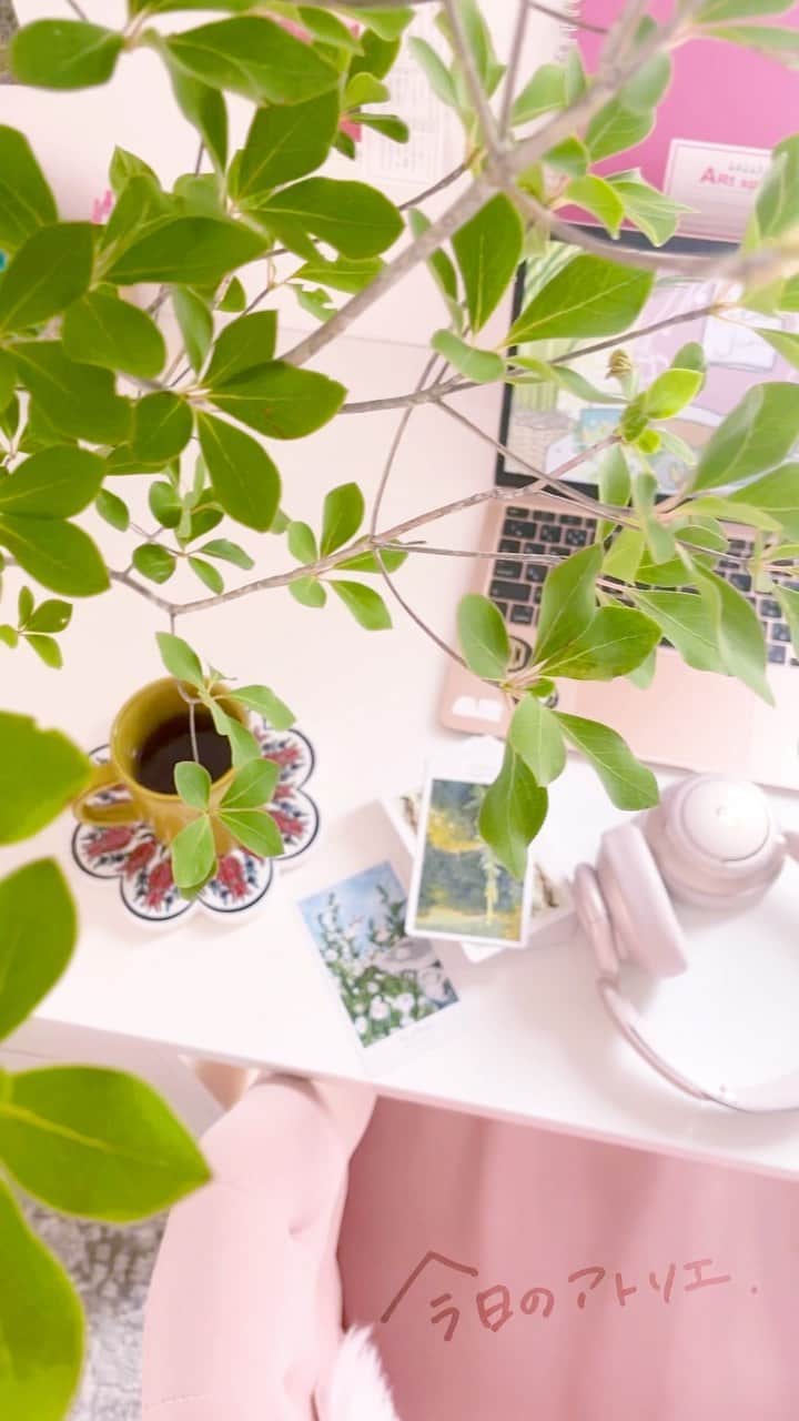 のインスタグラム：「今日のアトリエ。 今週もお疲れ様でした🌿💞  ・ ・ ・ #colorfulhome  #colorfulinterior#minivlog」