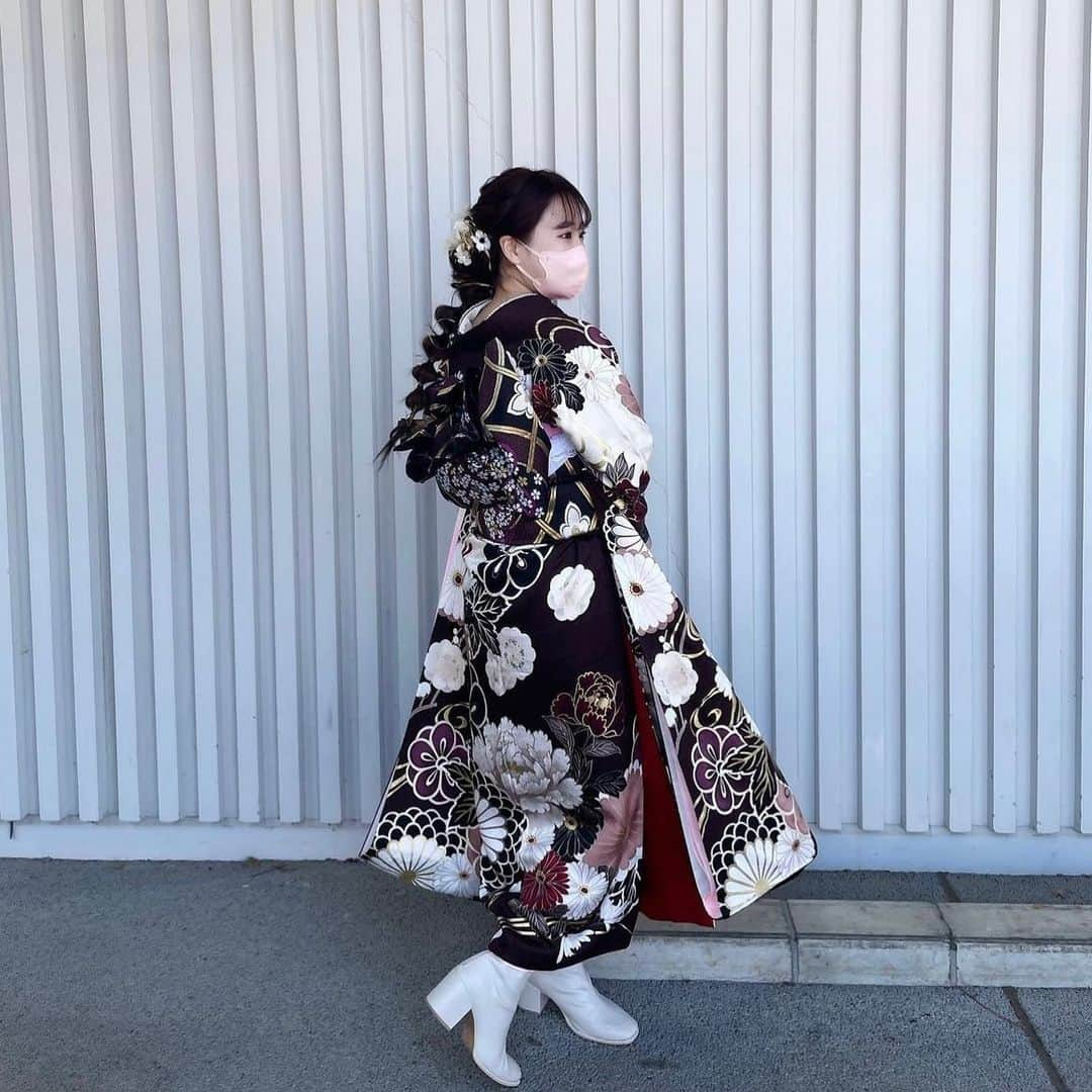 ふりそでMODE weddingboxさんのインスタグラム写真 - (ふりそでMODE weddingboxInstagram)「時代はブーツへ👢♡ ・ 今回は振袖✖️ブーツをご紹介! 古典なお振袖にはお草履が必須でしたが、近年くすみ系のお振袖や個性的なものが増えてきておりブーツを合わせるとめちゃくちゃ可愛いんです❤︎ ・ もちろんいつも履き慣れているブーツは歩きやすさも抜群です⭐️ ・ 保存・いいねお待ちしております💭 ・ #振袖ブーツ #ふりそでmode #furisodemode #成人式コーデ」6月23日 21時48分 - furisodemode