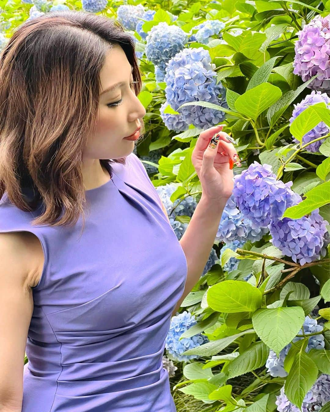 MAKIのインスタグラム：「紫陽花はやっぱり雨上がりがいい、雨の日とも晴れの日とも表情が違う💙💜🩷  #紫陽花コーデ #鎌倉デート #ファッションブランド #ブランド立ち上げ #起業家 #ダンサー #ショーガール #モデル #東京 #東京ガール #hydrangea  #kamakura #fashionbrand #startsafashionbrand #entrepreneur #dancer #showgirl #model #tokyo #tokyogirl」