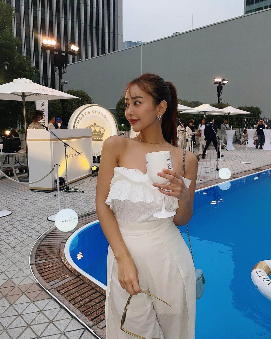 佐野友妃子さんのインスタグラム写真 - (佐野友妃子Instagram)「Summer Beach Club with Moët & Chandon by the skyline 🛟🥂💞   @moetchandon  2023年6月24日(土) ～ 9月30日(土)まで   ANAインターコンチネンタルホテル東京 4F ガーデンプールで  Moët & Chandonのラグジュアリーな空間をイメージしたプールが Openするよ🤍🥂🗼✨  美しい夜景と共にプールサイドで シャンパーニュが楽しめちゃう素敵な空間🌛  皆も是非この夏遊びに行ってね💖  この夏みんなはなにしたい？🛟  #Hostedby #MoetChandonbytheskyline #ANAインターコンチネンタルホテル東京 #moetchandon #モエシャンドン #Sponsored #DrinkResponsibly#night#nightpool#pool#swim#bikini」6月23日 21時41分 - yukikosano1111