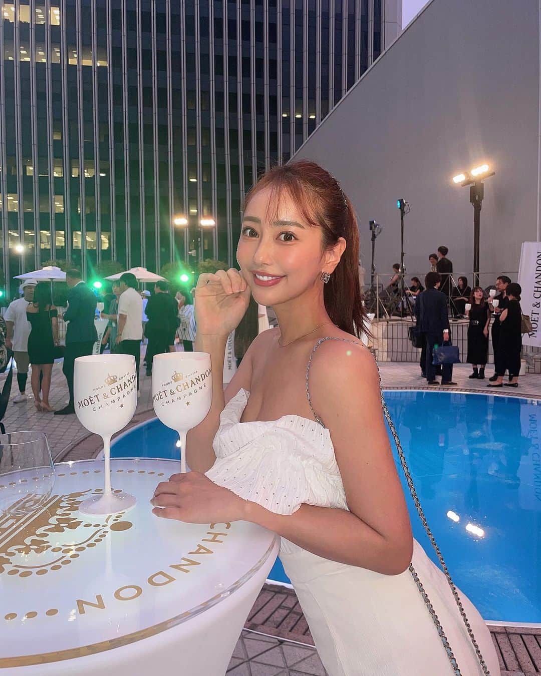 のインスタグラム：「Summer Beach Club with Moët & Chandon by the skyline 🛟🥂💞   @moetchandon  2023年6月24日(土) ～ 9月30日(土)まで   ANAインターコンチネンタルホテル東京 4F ガーデンプールで  Moët & Chandonのラグジュアリーな空間をイメージしたプールが Openするよ🤍🥂🗼✨  美しい夜景と共にプールサイドで シャンパーニュが楽しめちゃう素敵な空間🌛  皆も是非この夏遊びに行ってね💖  この夏みんなはなにしたい？🛟  #Hostedby #MoetChandonbytheskyline #ANAインターコンチネンタルホテル東京 #moetchandon #モエシャンドン #Sponsored #DrinkResponsibly#night#nightpool#pool#swim#bikini」