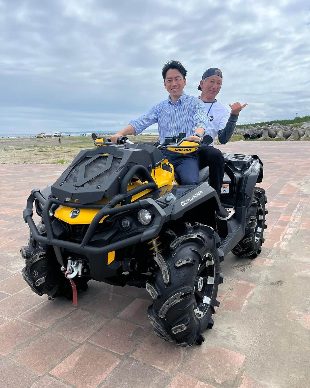 小泉進次郎さんのインスタグラム写真 - (小泉進次郎Instagram)「自民党サーフィン議連の幹事長として、今年の3月にサーフィンをして以来の福島県いわき市四倉に行ってきました。明日まで全国大会が開催中です。  今日の目的は、経産省・エネ庁と日本サーフィン連盟が協力して取り組む原発処理水の広報ブースを視察することと、その後押しをすること。  仮に処理水の放出が行われても、福島の海でサーフィンをし、美味しい地魚を食べ、地域の皆さんと福島の魅力を発信し、不当な批判や風評被害を跳ね返していくための活動を続けていきます。  9月には南相馬市の北泉海岸でサーフィン大会が行われる予定です。ビーチクリーンも企画されているので、サーフィン議連の仲間にも声をかけたいと思います。  #福島 #いわき市 #四倉海岸  #サーフィン #サーファー #サーファーのための福島の海の話 #経産省 #資源エネルギー庁 #第40回全日本級別サーフィン選手権大会  #日本サーフィン連盟 #NSA @nsasurf  #自民党 #サーフィン議連 #小泉進次郎 #バギー」6月23日 21時41分 - shinjiro.koizumi