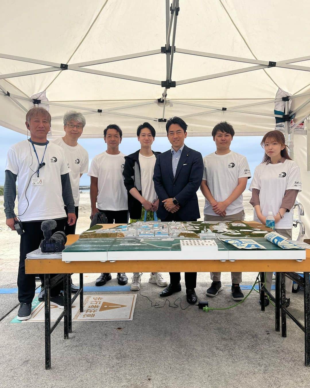 小泉進次郎さんのインスタグラム写真 - (小泉進次郎Instagram)「自民党サーフィン議連の幹事長として、今年の3月にサーフィンをして以来の福島県いわき市四倉に行ってきました。明日まで全国大会が開催中です。  今日の目的は、経産省・エネ庁と日本サーフィン連盟が協力して取り組む原発処理水の広報ブースを視察することと、その後押しをすること。  仮に処理水の放出が行われても、福島の海でサーフィンをし、美味しい地魚を食べ、地域の皆さんと福島の魅力を発信し、不当な批判や風評被害を跳ね返していくための活動を続けていきます。  9月には南相馬市の北泉海岸でサーフィン大会が行われる予定です。ビーチクリーンも企画されているので、サーフィン議連の仲間にも声をかけたいと思います。  #福島 #いわき市 #四倉海岸  #サーフィン #サーファー #サーファーのための福島の海の話 #経産省 #資源エネルギー庁 #第40回全日本級別サーフィン選手権大会  #日本サーフィン連盟 #NSA @nsasurf  #自民党 #サーフィン議連 #小泉進次郎 #バギー」6月23日 21時41分 - shinjiro.koizumi