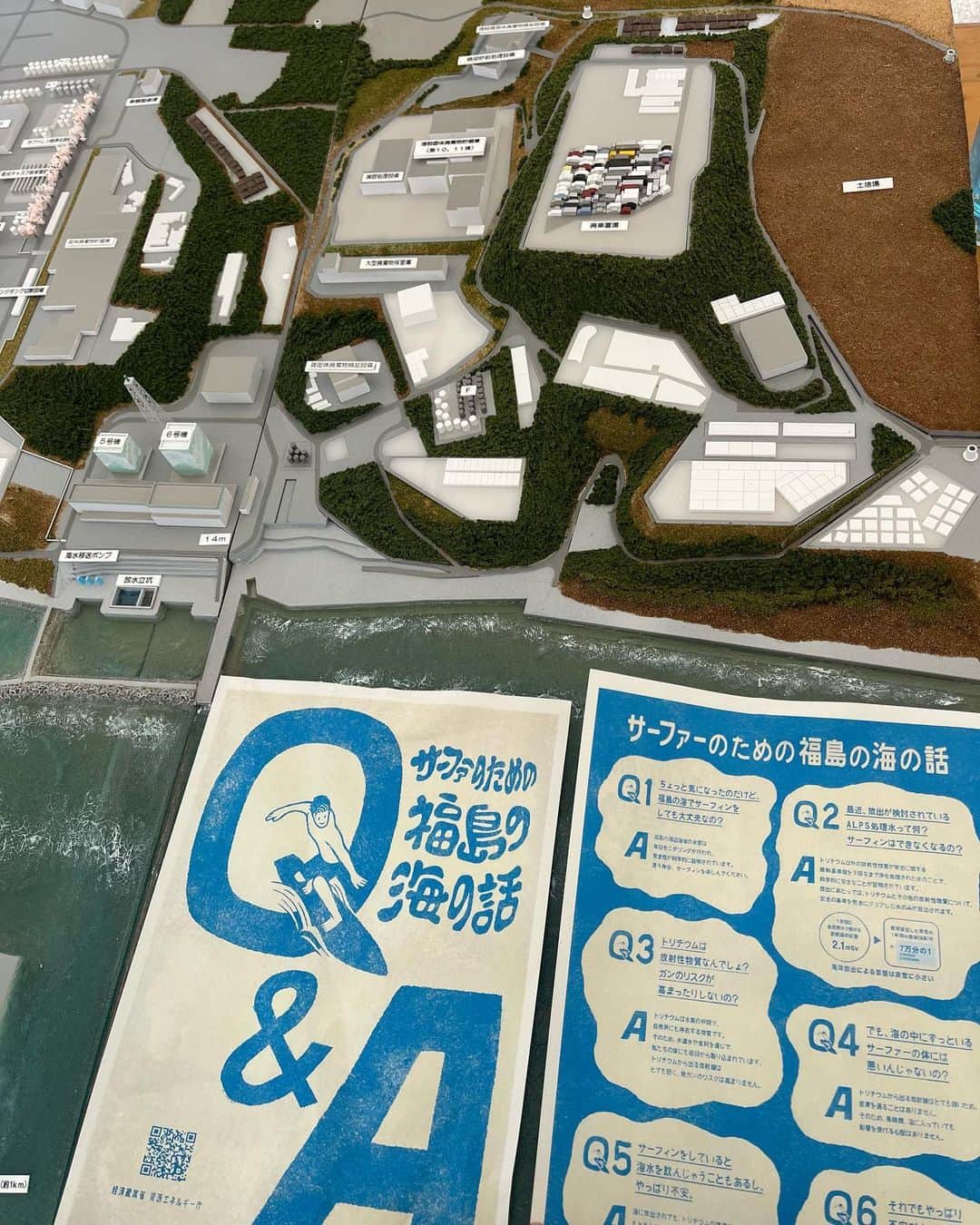 小泉進次郎さんのインスタグラム写真 - (小泉進次郎Instagram)「自民党サーフィン議連の幹事長として、今年の3月にサーフィンをして以来の福島県いわき市四倉に行ってきました。明日まで全国大会が開催中です。  今日の目的は、経産省・エネ庁と日本サーフィン連盟が協力して取り組む原発処理水の広報ブースを視察することと、その後押しをすること。  仮に処理水の放出が行われても、福島の海でサーフィンをし、美味しい地魚を食べ、地域の皆さんと福島の魅力を発信し、不当な批判や風評被害を跳ね返していくための活動を続けていきます。  9月には南相馬市の北泉海岸でサーフィン大会が行われる予定です。ビーチクリーンも企画されているので、サーフィン議連の仲間にも声をかけたいと思います。  #福島 #いわき市 #四倉海岸  #サーフィン #サーファー #サーファーのための福島の海の話 #経産省 #資源エネルギー庁 #第40回全日本級別サーフィン選手権大会  #日本サーフィン連盟 #NSA @nsasurf  #自民党 #サーフィン議連 #小泉進次郎 #バギー」6月23日 21時41分 - shinjiro.koizumi