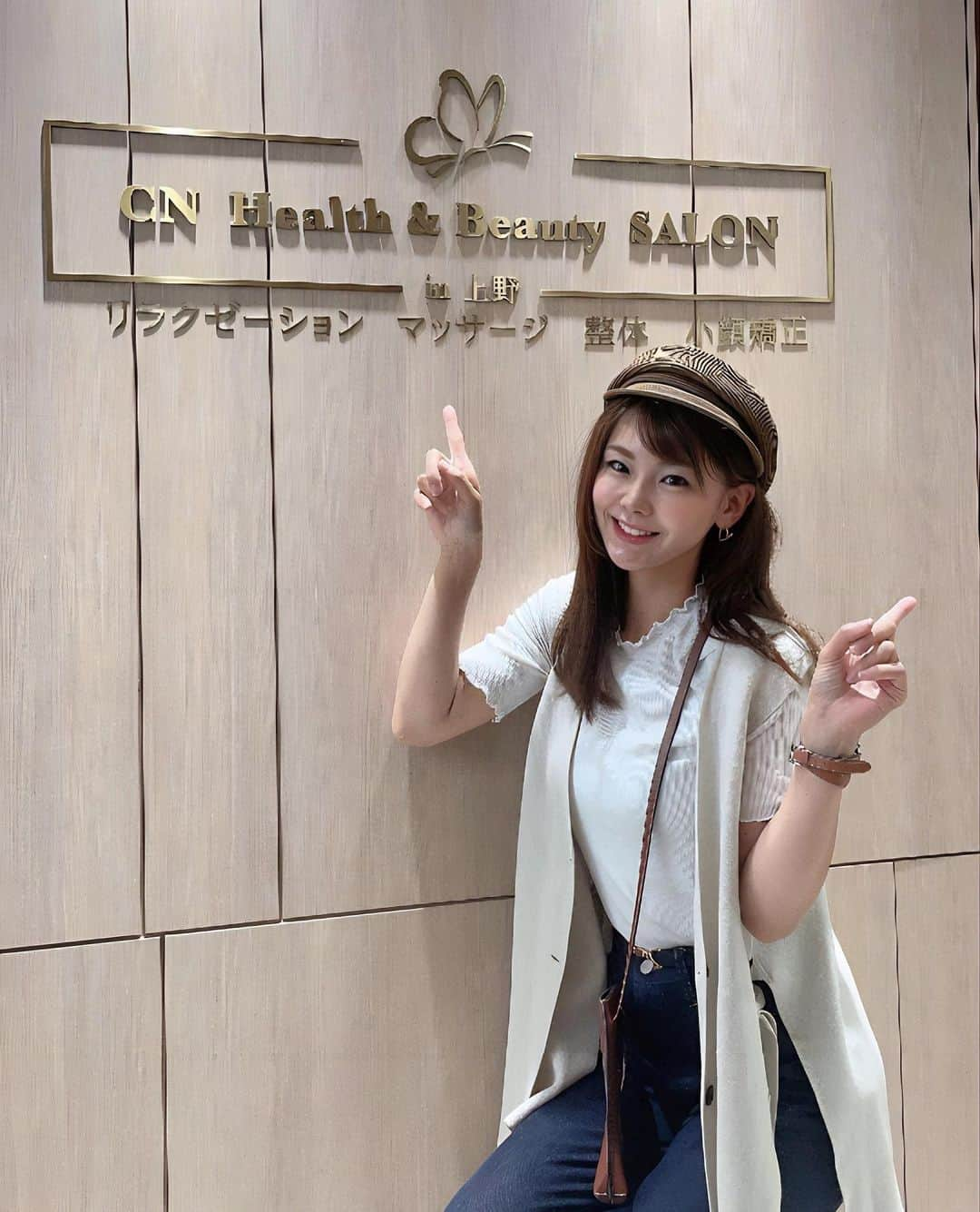 長谷川真美さんのインスタグラム写真 - (長谷川真美Instagram)「最近本気です💪 マスクなしでも 自信持てるよう頑張ってます🥹  @cnsalon_ueno で #小顔矯正 ✨ ぐいっぐいっとしてくれて 気持ちいいし効果抜群！！！  今回のコースは クレンジング→ピーリング→ オイルマッサージ・調整→保湿パック  フェイシャルってよりも やはり整体のプロのお店だからこそ なおさら小顔効果が効果抜群だった気がする👀  フェイシャルしながら整体？って感じかな？ 即効性あってびっくり！！！ 歪んでたんだな…私の顔🤣  頭や首肩のリンパマッサージもしてくれて 肌表面だけじゃなく筋肉や骨格にまで アプローチしてくれて🦴 そりゃもうスッキリ！！！  お値段もびっくりする価格で👀 会員さんになると特にお得すぎる！ 話聞いててビックリした💡 気になる人はぜひ〜💓  PR cnsalon_ueno #上野小顔矯正 #上野エステ #エステサロン #小顔矯正エステ #トータルビューティーサロン #小顔マッサージ #cnhealthbeautysalon上野」6月23日 21時42分 - maami.hase