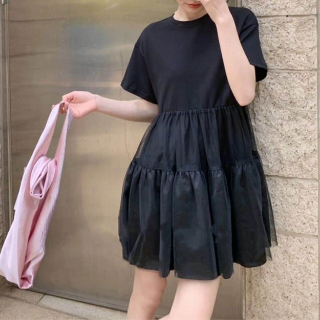 Y's Stellaのインスタグラム：「. 🦢New item チュールの可愛いTシャツミニワンピの登場✨ パンツ合わせもオススメ🖤  しっかりした生地でヨレヨレならない🤍  #ワンピ#ワンピース#オフショル#チュール#チュチュ#Tシャツ#Tシャツワンピ#女子会」