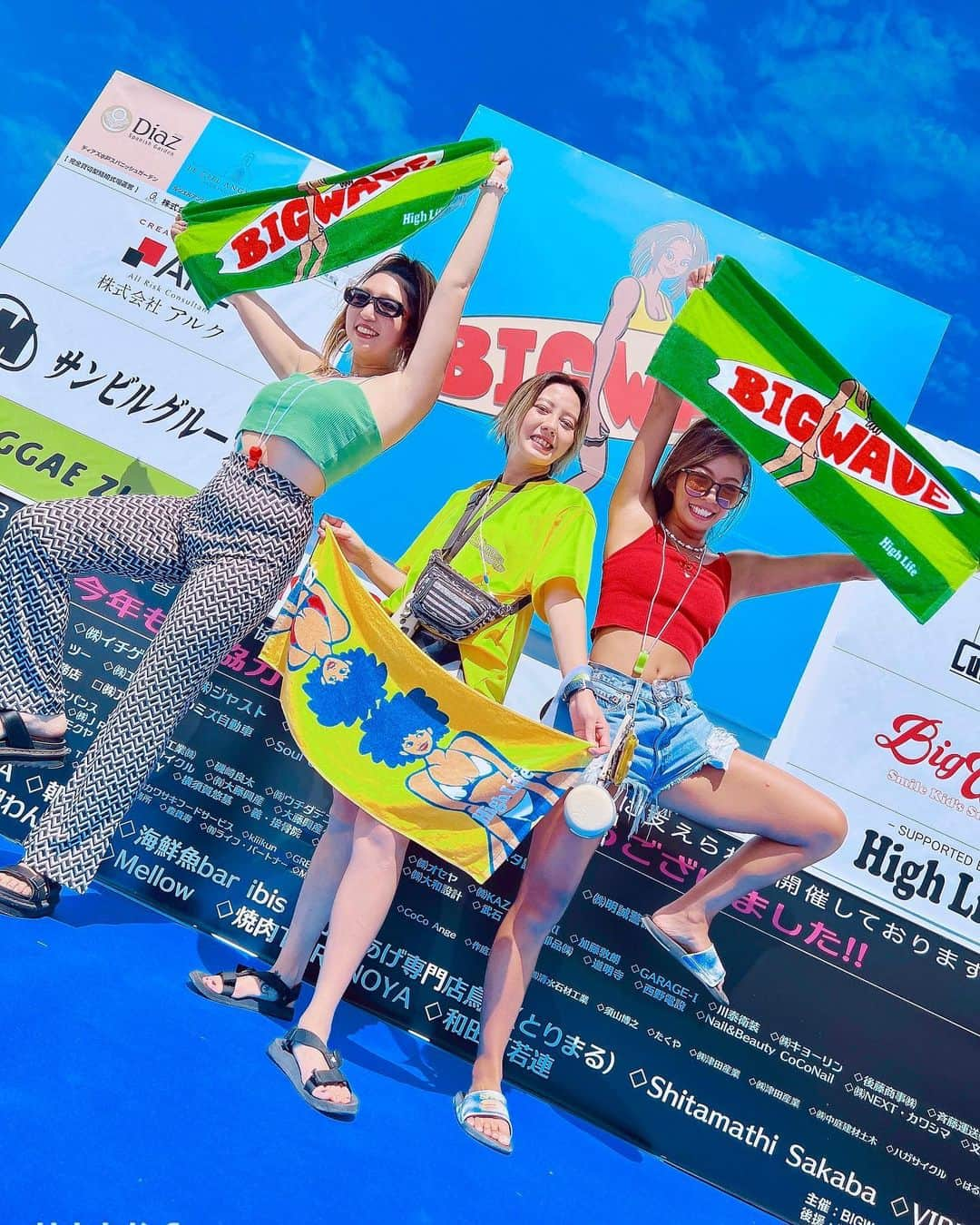 つっきのインスタグラム：「❤️💛💚❤️💛💚  今週の土日は横浜レゲエ祭だあ🤞 POPO〜PO🔫✨🌈   写真は去年のBICwave🌊 3人でラスタカラー合わせたの😆❤️‍🔥 去年も沖縄行ってらっしゃい してもらったんだった🥰🤞 まきちゃんのお誕生日も😍🎂🙌❤️  この時楽しかったから横浜レゲエ祭も 絶対に楽しいに決まってる🤪💖 reggaeアーティストの他にLEXとか 見れるのとスケボーのブースもあるから ワクワクさーーーん😍🛹🌈  つっき24.25の2日間参戦するよ❤️‍🔥 お友達増えるのも楽しみだなあ😆 赤レンガ倉庫揺らすぞ❤️💛💚  #reggae #reggaemusic #reggaevibes #bigwave #bigup #biglove #レゲエ #横浜レゲエ祭 #レゲエ祭 #ラスタ #ひたちなか海浜公園 #横浜赤レンガ倉庫 #イケイケのイケ #ラガラガのラガ」