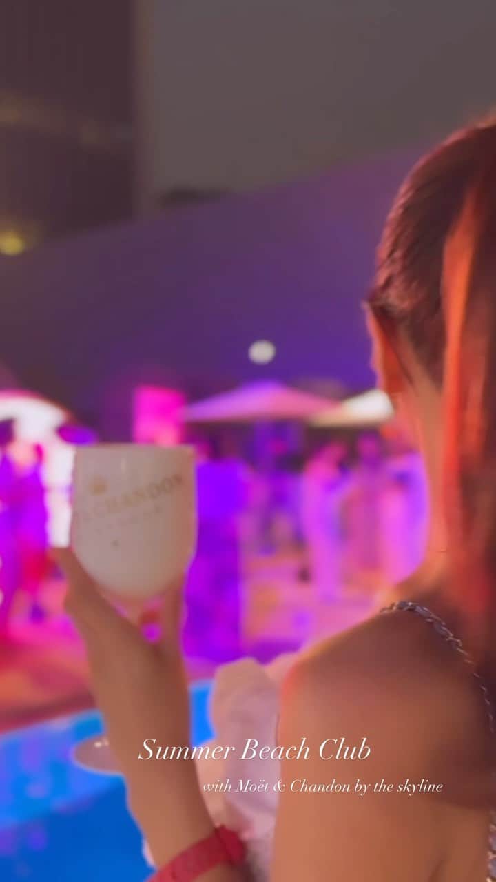 のインスタグラム：「Summer Beach Club with Moët & Chandon by the skyline 🛟🥂🌛🩷🗼 @moetchandon   #Hostedby #MoetChandonbytheskyline #ANAインターコンチネンタルホテル東京 #moetchandon #モエシャンドン #Sponsored #DrinkResponsibly」