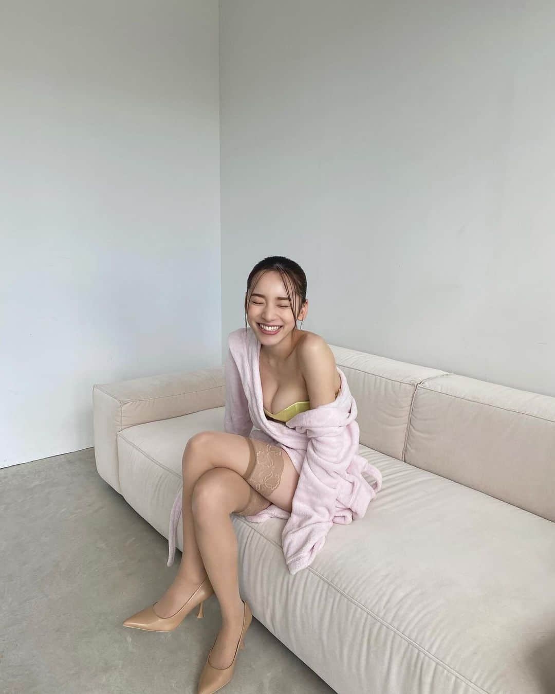 都丸紗也華のインスタグラム：「本日発売のフライデーオフショット👶🏻  #とまるまる」