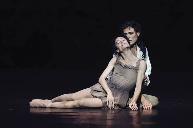 ドロテ・ジルベールさんのインスタグラム写真 - (ドロテ・ジルベールInstagram)「L’histoire de Manon avec @humarchand  . Photo de @svetlanaloboff  .  #manonballet #hugomarchand #kennethmacmillan #manonlescaut」6月23日 21時56分 - dorotheegilbert