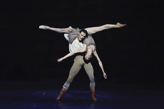 ドロテ・ジルベールのインスタグラム：「L’histoire de Manon avec @humarchand  . Photo de @svetlanaloboff  .  #manonballet #hugomarchand #kennethmacmillan #manonlescaut」