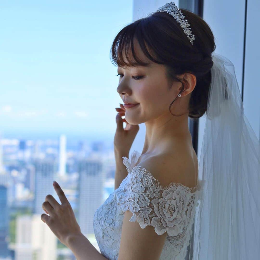 Tomoyo Kitamuraさんのインスタグラム写真 - (Tomoyo KitamuraInstagram)「ともみさんウェディング♡ ロイヤルな高めのクラシカルアップ✨  💒アンダーズ東京  💄 @narumii.s   婚礼ヘアメイク全国出張も可能です。 メニュー料金表はホームページにございます。 お気軽にお問い合わせくださいませ♡ ブライダル→ @blanche_bride  サロン→ @blanche_ginza   #結婚式 #2023秋婚  #アンダーズ花嫁 #プレ花嫁 #パレス花嫁 #東京會舘花嫁  #リッツ花嫁 #外注ヘアメイク  #2024春婚  #ヴェラウォン #アントニオリーヴァ  #sisi #ヘアメイク #ヘアアレンジ #hairstyle  #hairdo  #前撮り #花嫁ヘア  #花嫁美容  #持ち込みヘアメイク  #ハツコエンドウ #ivoryandco  #ティアラ #2023夏婚」6月23日 22時07分 - tmy_o3.pugmi