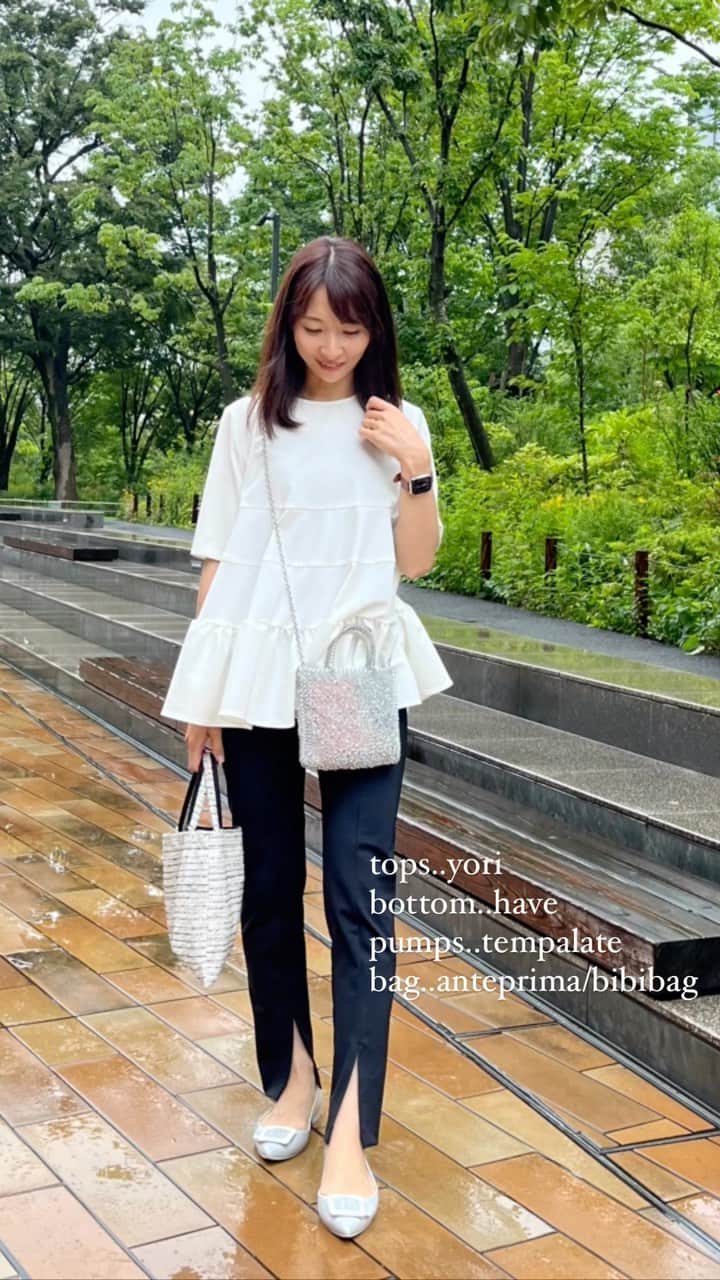 吉田早織のインスタグラム：「雨の日コーデ☂️ 気になってたRACINES AOYAMAでモーニング🥗  tops.. @_y_o_r_i_ #yori_japan  bottom.. @heve.jp  pumps.. @temperate64  bag.. @anteprima_japan @bibi_soeurs」