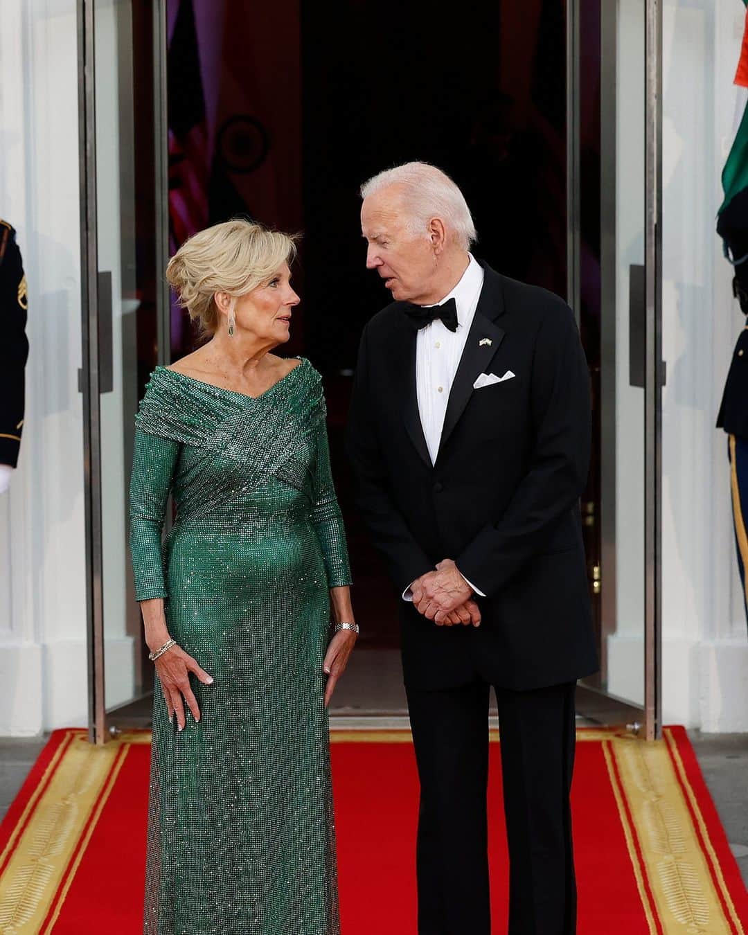 Vogueさんのインスタグラム写真 - (VogueInstagram)「President Joe Biden (@potus) and Dr. Jill Biden (@flotus) hosted their third state dinner with Indian Prime Minister Narendra Modi last night. For the occasion, Dr. Biden turned to @ralphlauren, an enduring American label worn by numerous first ladies. The dress was custom-made in emerald green and featured an off-the-shoulder neckline and a subtle gold shimmer when photographed. At the link in bio, see all the details, including why the color of the dress further underscored the night’s theme and Modi’s visit.」6月23日 22時00分 - voguemagazine