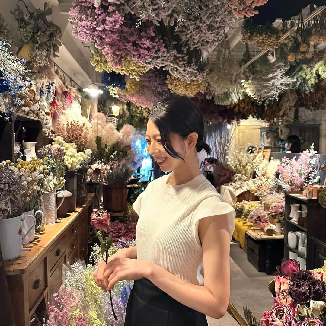 太田英里さんのインスタグラム写真 - (太田英里Instagram)「💐‪‪ 数日間関西で撮影だったので、 空いた時間で前から気になっていた ドライフラワーショップと併設している カフェに行ってきました🫶  かすみ草の花言葉のように 清らかな心、感謝の気持ちを持って これからも頑張っていこうと思います‎🤍  #ドライフラワー #カフェ #大阪 #京都 #関西 #cafe #flowers  #1eretage #プルミエエタージュ #かすみ草 #japan #kyoto #映えスポット #インスタ映え」6月23日 22時00分 - eririiin56