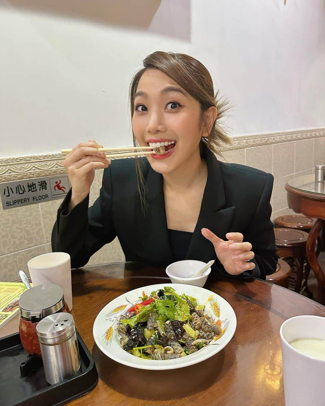 レスレイ・チアンのインスタグラム：「Foooooood 🤤  #HappyFriday #foodporn」