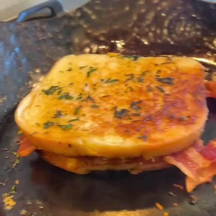 Flavorgod Seasoningsのインスタグラム：「My Garlic Bread Grilled Cheese & Bacon 🤷‍♂️⁠ #flavorgod garlic lovers used⁠ -⁠ 🚨🧄Free Garlic Lovers and Shipping with Orders $30+⬇️⁠ Click link in the bio -> @flavorgod | www.flavorgod.com⁠ -⁠ Flavor God Seasonings are:⁣⁠ ✅ #plantbased⁠ 💥ZERO CALORIES PER SERVING⁣⁠ 🌿 Made Fresh⁣⁠ 🔥 #KETO & #PALEO⁣⁠ 🌱 GLUTEN FREE & KOSHER⁣⁠ ☀️ VEGAN FRIENDLY ⁣⁠ 🌊 Low salt⁣⁠ ⏰ Shelf life is 24 months⁣⁠ -⁣⁠ Carbon steel #skillet : @mcmurryhandforged⁠ -⁣⁠ #instagood #food #foodie #cook #recipevideo #foodprep #videooftheday #garlic #foodporn⁠」