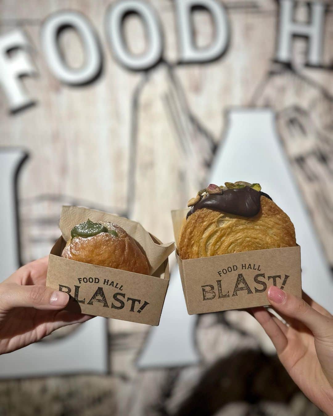 渡辺美優紀さんのインスタグラム写真 - (渡辺美優紀Instagram)「Food Hall BLAST!TOKYO(@fd_blast)さんに行ってきました♡  新宿駅近のオシャレなフードスペースでいろんな沢山のお店が出店していました💡  1階はテラス席とテーブル席で 2階にはオシャレな壁やソファー席も♡  今回私はN.Yロール(チョコinシュプリームクロワッサン～ミックスナッツ)を頂きました ✨  外はサクサクのクロワッサン生地で 中は甘すぎないチョコクリームでたっぷり入っていてとっても美味しかった💓 大きくて1個で満腹になったよー☺️  こはるんは(@koharu_byr42 )は生ドーナツ(抹茶クリーム)を選んでて美味しそうだった🤤🍩  とってもおすすめのお店なので みんなもぜひ行ってみてねっ(*ˊ˘ˋ*)♡  🌟おすすめポイント ♥新宿駅南口から徒歩4分の駅近で立ち寄りやすい！ ♥色々なお店が出店しているので、沢山の種類の食べ物を満喫できちゃう✨ ♥オシャレで綺麗な店内やテラス席で楽しめちゃう♡ ♥新感覚のクロワッサンスイーツ【N.Yロール】を堪能できちゃう✨クセになる美味しさです😋  📍  Food Hall BLAST!TOKYO 東京都渋谷区代々木2-7-2(新宿駅南口徒歩4分)  PR @fd_blast #blast #新宿カフェ #新宿ランチ #東京カフェ #東京おしゃれカフェ #ニューヨークロール #おしゃれスイーツ #新宿スイーツ #スイーツ巡り #映えカフェ  #アイドル #サロンモデル #サロモ#ファッションショー #フリーモデル #フリーランスモデル　#被写体 #ポートレートモデル #动漫 #角色扮演 #粉我 #我的最愛 #女仆 #偶像 #팔로우 #아이돌#sweetsstagram #japanesegirl #japaneseidol  #idol」6月23日 22時01分 - hinayurizono