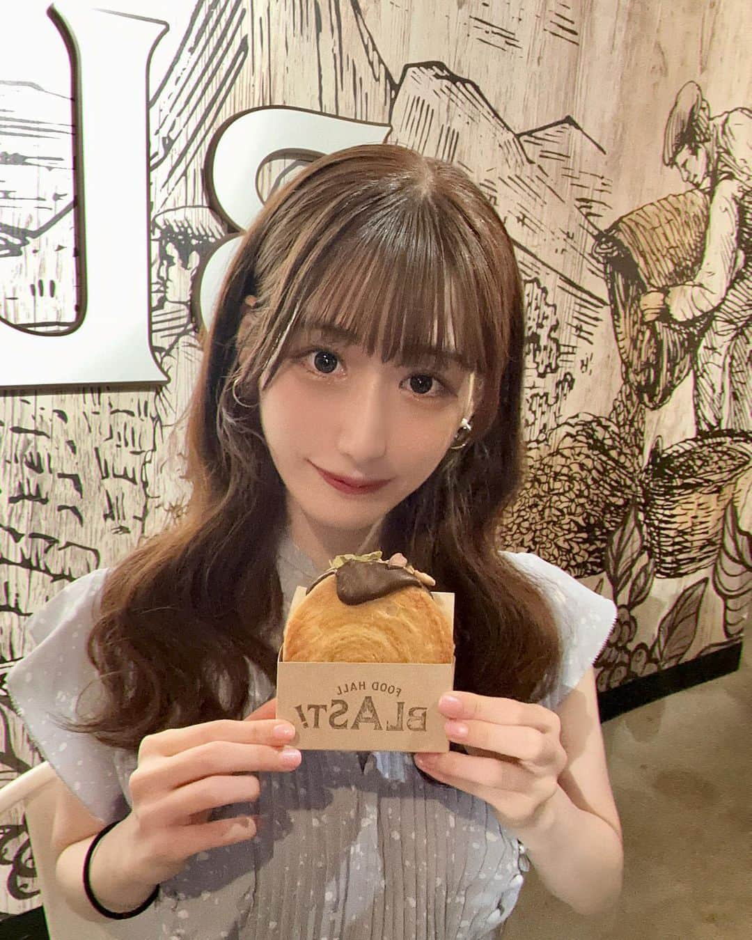 渡辺美優紀のインスタグラム：「Food Hall BLAST!TOKYO(@fd_blast)さんに行ってきました♡  新宿駅近のオシャレなフードスペースでいろんな沢山のお店が出店していました💡  1階はテラス席とテーブル席で 2階にはオシャレな壁やソファー席も♡  今回私はN.Yロール(チョコinシュプリームクロワッサン～ミックスナッツ)を頂きました ✨  外はサクサクのクロワッサン生地で 中は甘すぎないチョコクリームでたっぷり入っていてとっても美味しかった💓 大きくて1個で満腹になったよー☺️  こはるんは(@koharu_byr42 )は生ドーナツ(抹茶クリーム)を選んでて美味しそうだった🤤🍩  とってもおすすめのお店なので みんなもぜひ行ってみてねっ(*ˊ˘ˋ*)♡  🌟おすすめポイント ♥新宿駅南口から徒歩4分の駅近で立ち寄りやすい！ ♥色々なお店が出店しているので、沢山の種類の食べ物を満喫できちゃう✨ ♥オシャレで綺麗な店内やテラス席で楽しめちゃう♡ ♥新感覚のクロワッサンスイーツ【N.Yロール】を堪能できちゃう✨クセになる美味しさです😋  📍  Food Hall BLAST!TOKYO 東京都渋谷区代々木2-7-2(新宿駅南口徒歩4分)  PR @fd_blast #blast #新宿カフェ #新宿ランチ #東京カフェ #東京おしゃれカフェ #ニューヨークロール #おしゃれスイーツ #新宿スイーツ #スイーツ巡り #映えカフェ  #アイドル #サロンモデル #サロモ#ファッションショー #フリーモデル #フリーランスモデル　#被写体 #ポートレートモデル #动漫 #角色扮演 #粉我 #我的最愛 #女仆 #偶像 #팔로우 #아이돌#sweetsstagram #japanesegirl #japaneseidol  #idol」