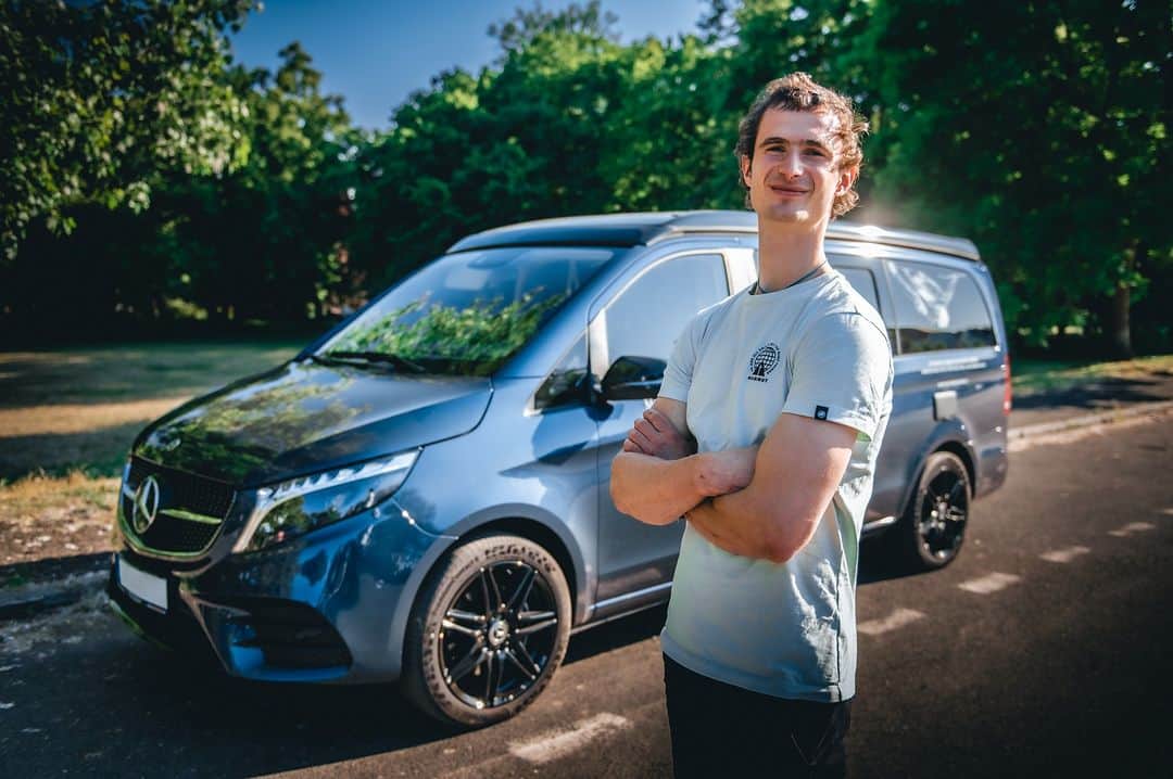 アダム・オンドラのインスタグラム：「This camper van 🚙 is also a bit of my second home, providing my family and me all the comfort and cool rest, including a comfy place to sleep or an option to quickly prepare a proper meal when moving between climbing crags or competitions all over Europe 🌍 It's also ideal for longer stays in the crags, as you can quickly make it your own hotel almost anywhere possible without having to find any accommodation. And that's what I like best of all 🙏  I'll make a short video with him next time 💪  Pics by @pet.phot and @pan_verner   CZ:   Tady vám představuji "Delfína", můj nový vůz od @mercedesbenz_autojihlava 👌 Tenhle camper van 🚙 je tak trochu i mým druhým domovem, který mě a mé rodině poskytuje veškerý komfort a možnost odpočinku, včetně příjemného přespání nebo rychlé přípravy jídla, při přejezdech mezi lezeckými oblastmi nebo závody po celé Evropě 🌍 Ideálně se hodí také při delších pobytech ve skalách, protože si z něho rychle a téměř kdekoliv je to možné, uděláte vlastní hotel a nemusíte hledat žádné ubytování. A to mám ze všeho nejraději 🙏  Příště vám s ním natočím i krátké video 💪  Fotky od @pet.phot a @pan_verner   #adamondra #AO #mercedesbenz #mbsocialcar #mercedes #mbsocial #mbfanphoto #climbing #rockclimbing #sportclimbing #campervan   @mercedesbenz_autojihlava @auto_uh」