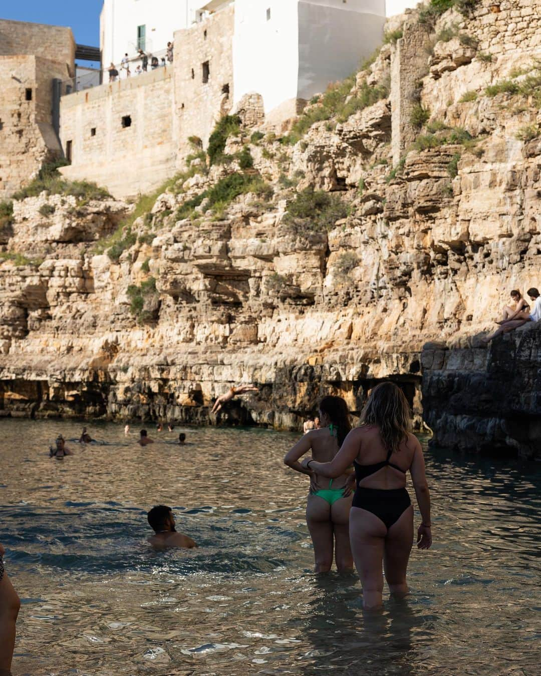 Samuel Lippkeさんのインスタグラム写真 - (Samuel LippkeInstagram)「Polignano A Mare for the week. This beach was packed, the water was perfect for cliff diving but hard to relax with soo much energy. This is the beach they do the annual Red Bull cliff diving competition (which we are setting up for now.) Great little town and sooo much gelato and pizza for us. #thelippkes #poliganoamare」6月23日 22時02分 - samuel.lippke