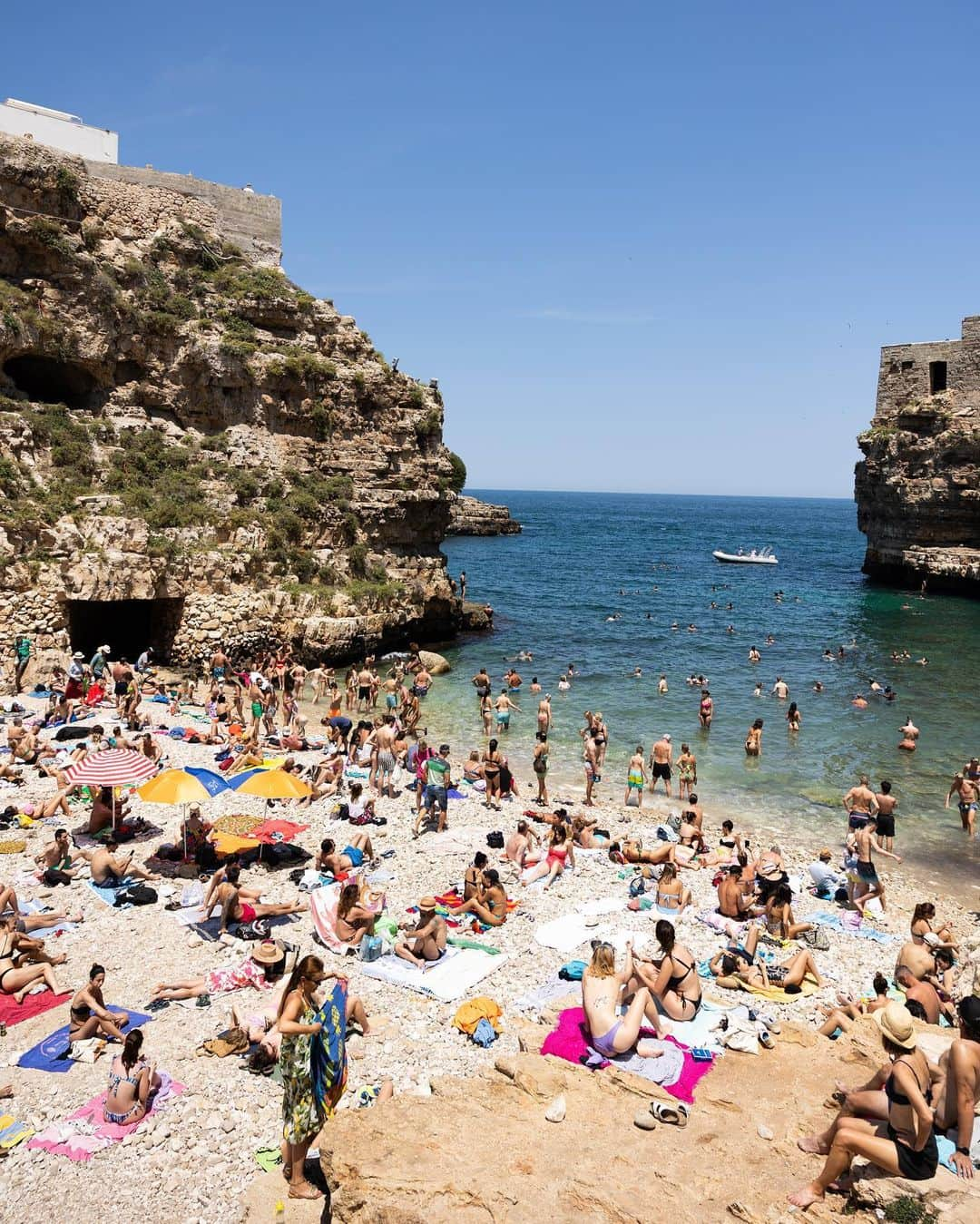 Samuel Lippkeさんのインスタグラム写真 - (Samuel LippkeInstagram)「Polignano A Mare for the week. This beach was packed, the water was perfect for cliff diving but hard to relax with soo much energy. This is the beach they do the annual Red Bull cliff diving competition (which we are setting up for now.) Great little town and sooo much gelato and pizza for us. #thelippkes #poliganoamare」6月23日 22時02分 - samuel.lippke