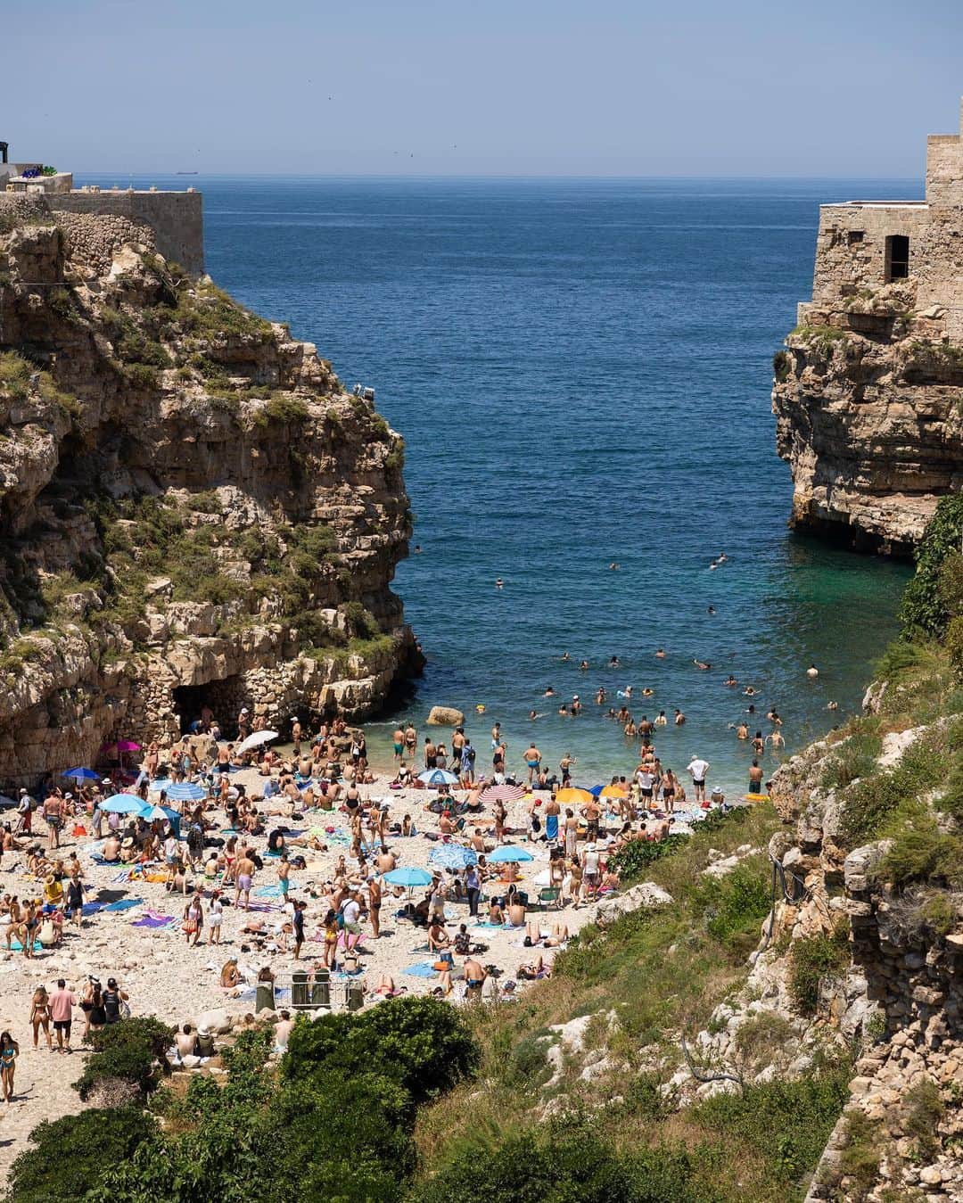 Samuel Lippkeさんのインスタグラム写真 - (Samuel LippkeInstagram)「Polignano A Mare for the week. This beach was packed, the water was perfect for cliff diving but hard to relax with soo much energy. This is the beach they do the annual Red Bull cliff diving competition (which we are setting up for now.) Great little town and sooo much gelato and pizza for us. #thelippkes #poliganoamare」6月23日 22時02分 - samuel.lippke