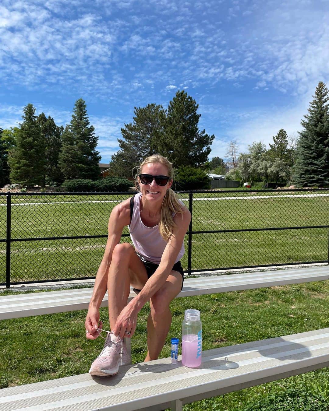 エマ・コバーンのインスタグラム：「Before 😊 During 🥵After 😅   #NuunPartner Giveaway alert 💧 For National Hydration Day, @nuunhydration is giving away a 6-month supply of Nuun + some awesome Nuun swag!  Nuun is essential for hydration before, during, and after those warm summer workouts! ☀️  How to enter: 🩵 Like this post ➕ Follow @nuunhydration + @emmacoburn 💬 Tag a friend in the comments (the more comments, the more entries!) ⏰ Enter by June 28 @ 8:59am ET  @nuunhydration will notify the winner by DM.  No purchase necessary. Starts 9:00am ET 6/23/23, Ends 9:00am ET 6/28/23. Visit https://bit.ly/EmmaNHDGiveaway for official rules. Open to legal residents of 50 US + DC, 18+. Void where prohibited.  #ButFirstNuun #NuunLife #NationalHydrationDay」