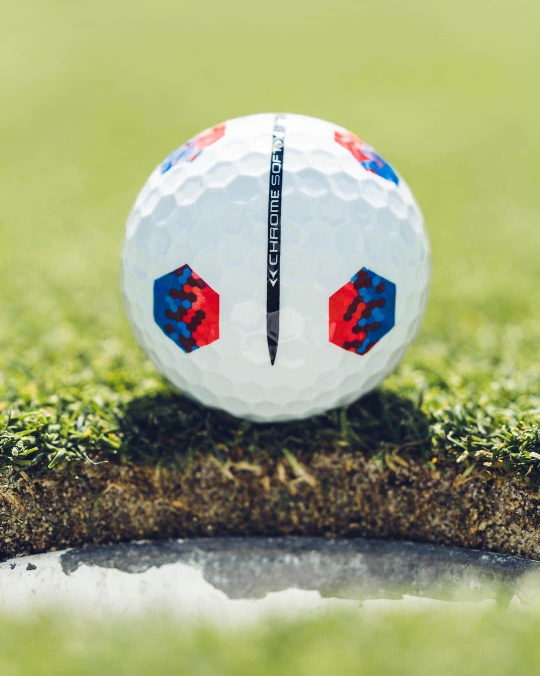 ジョン・ラームさんのインスタグラム写真 - (ジョン・ラームInstagram)「A new TruTrack colorway 👀  Red And Blue TruTrack Golf Balls available now.」6月23日 22時04分 - callawaygolf